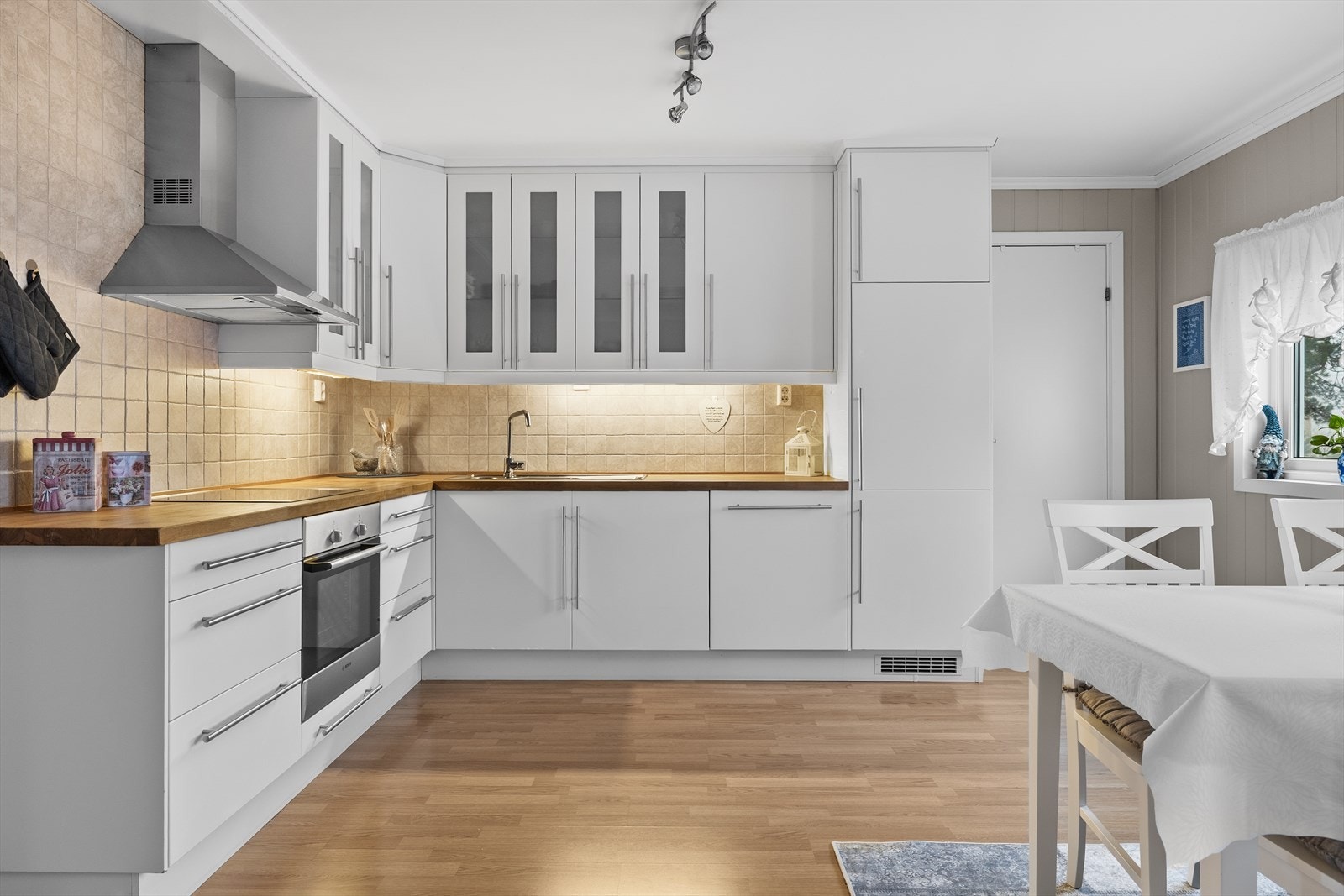 Kjøkkenet er utstyrt med integrerte hvitevarer bestående av platetopp, stekeovn og oppvaskmaskin, som gir et stilrent og ryddig uttrykk. Det er i tillegg installert automatisk vannstoppesystem, noe som gir ekstra trygghet og økt bokomfort. Galleribilde