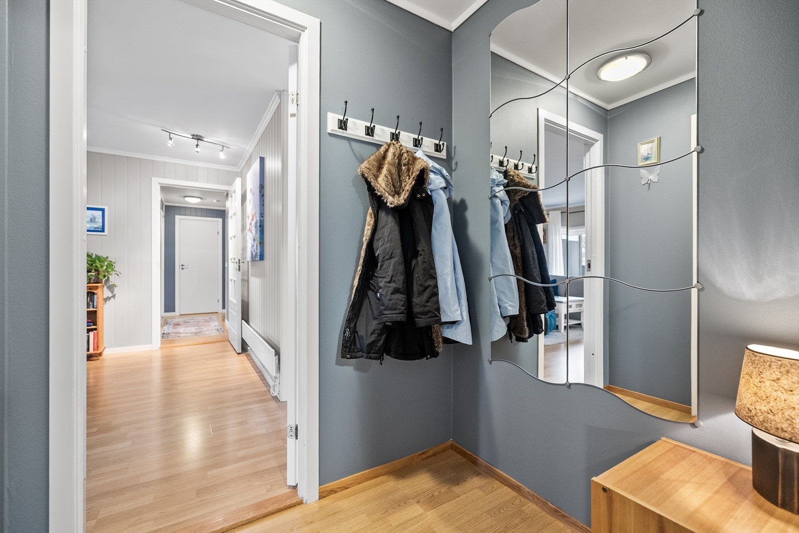 Hyggelig entré som gir et godt førsteinntrykk av boligen. Galleribilde
