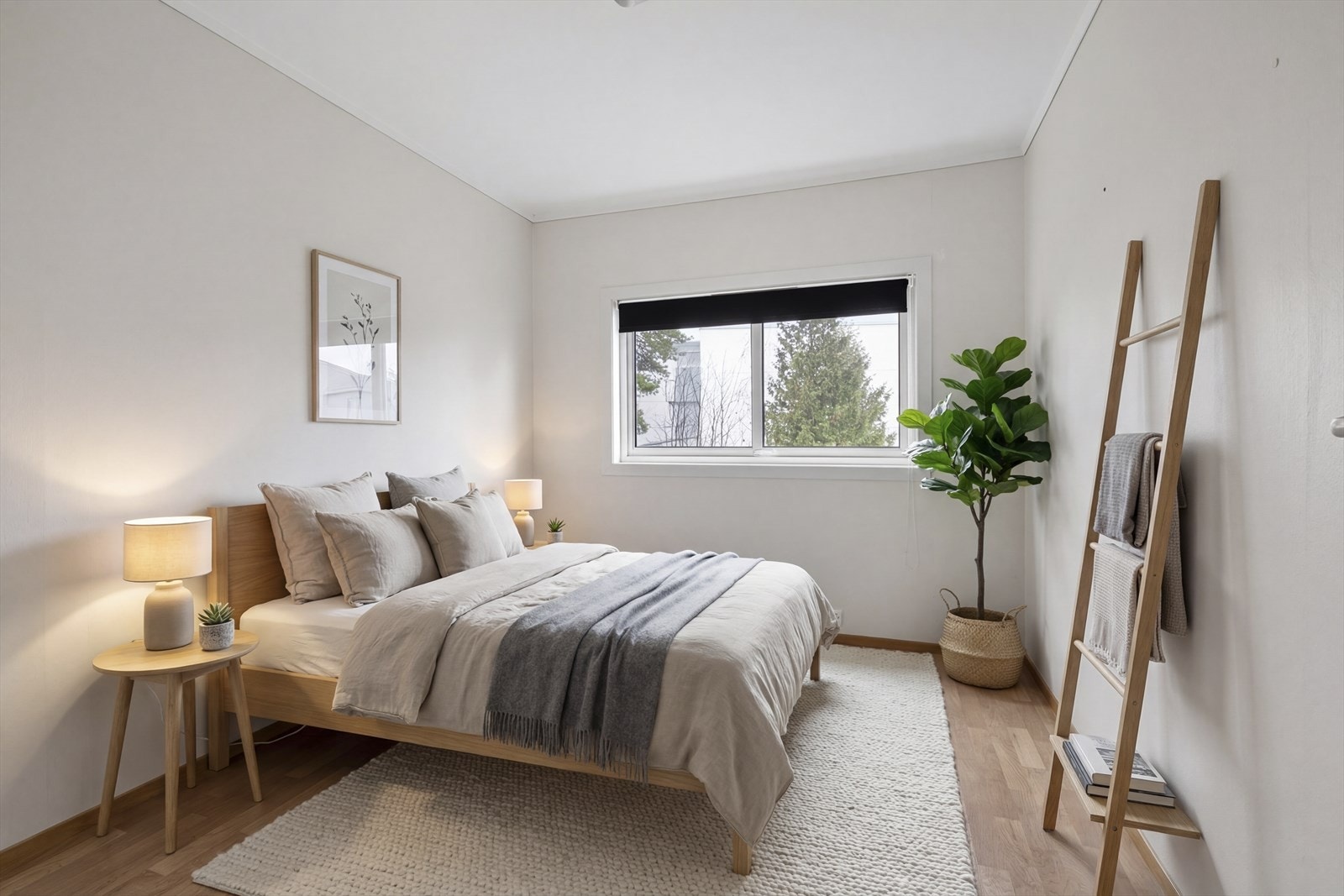 Hovedsoverommet er romslig og behagelig, med god plass til dobbeltseng, nattbord og eventuell ekstra møblering. Her er det lagt vekt på både komfort og funksjonalitet. Soverommet er innredet med flott skyvedørsgarderobe. Galleribilde