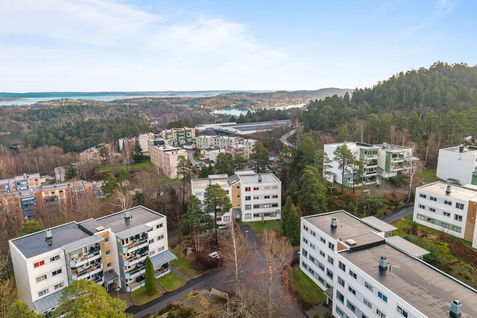 For barnefamilier er beliggenheten ideell, med trygg skolevei til både barnehager, barneskole og ungdomsskole. Galleribilde