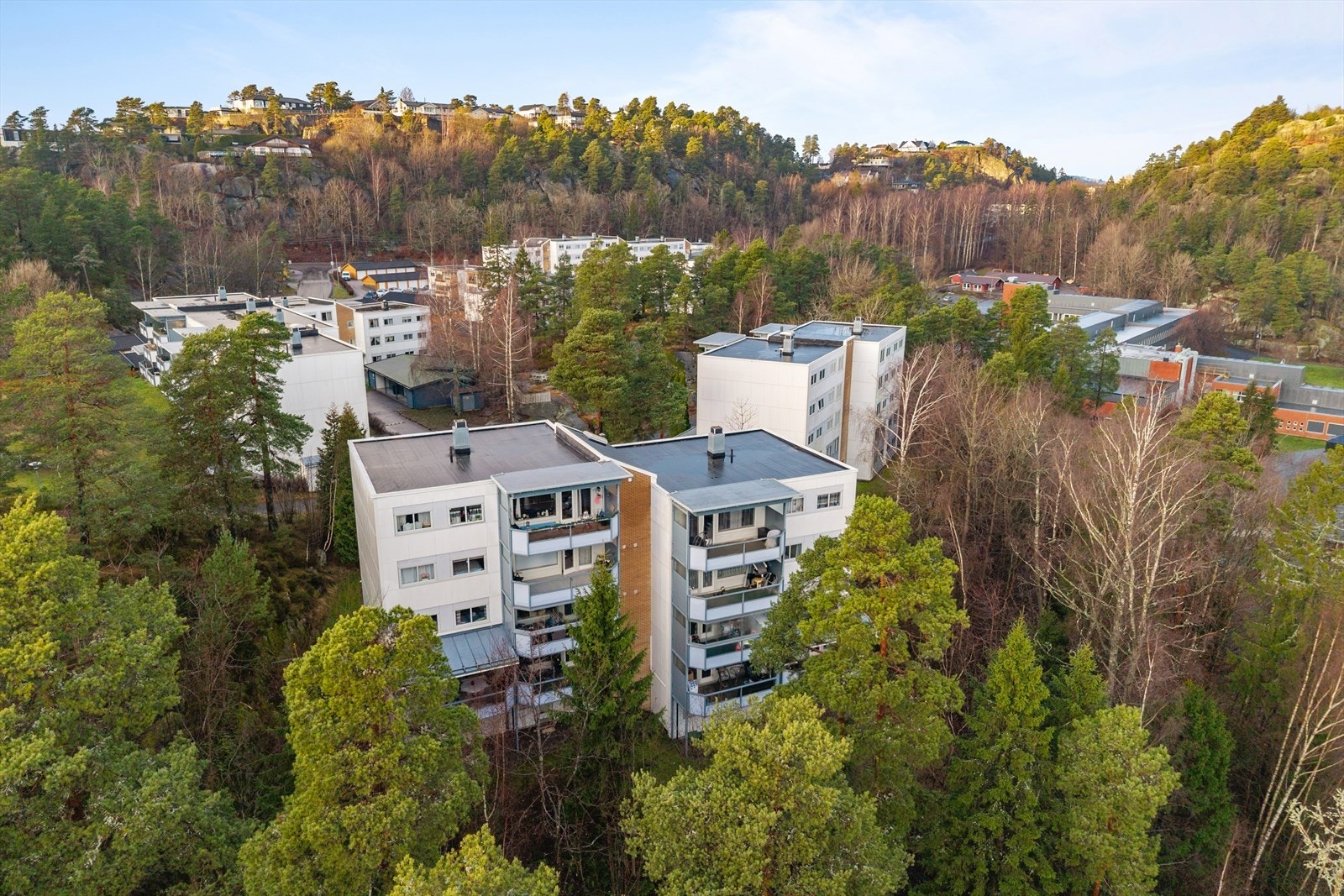 En kombinasjon av naturtomt, gressplen, prydbusker og trær skaper en grønn og harmonisk ramme rundt bebyggelsen - et innbydende miljø som innbyr til ro og trivsel. Galleribilde