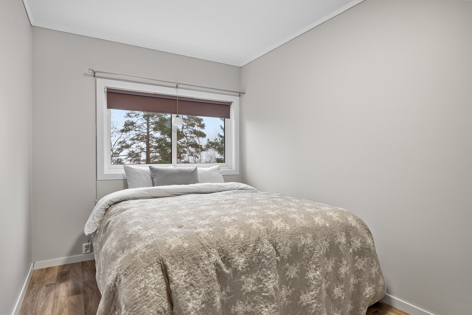 Soverommene er malt i lyse og duse fargetoner som bidrar til en lun og rolig stemning. Fargevalget gir rommene et tidløst preg og gjør dem enkle å innrede etter egen smak og stil. Galleribilde