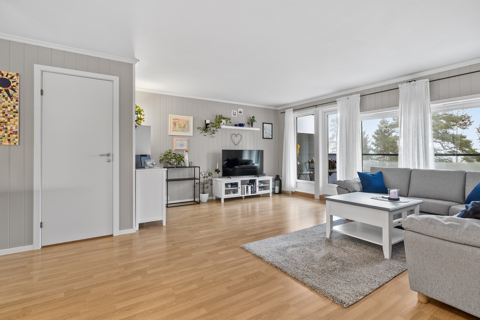 Denne leiligheten kombinerer moderne komfort med gjennomtenkte løsninger og en harmonisk atmosfære. Her får du en leilighet som utmerker seg med god romfølelse, lyse og luftige oppholdsrom, smakfulle materialvalg. Galleribilde