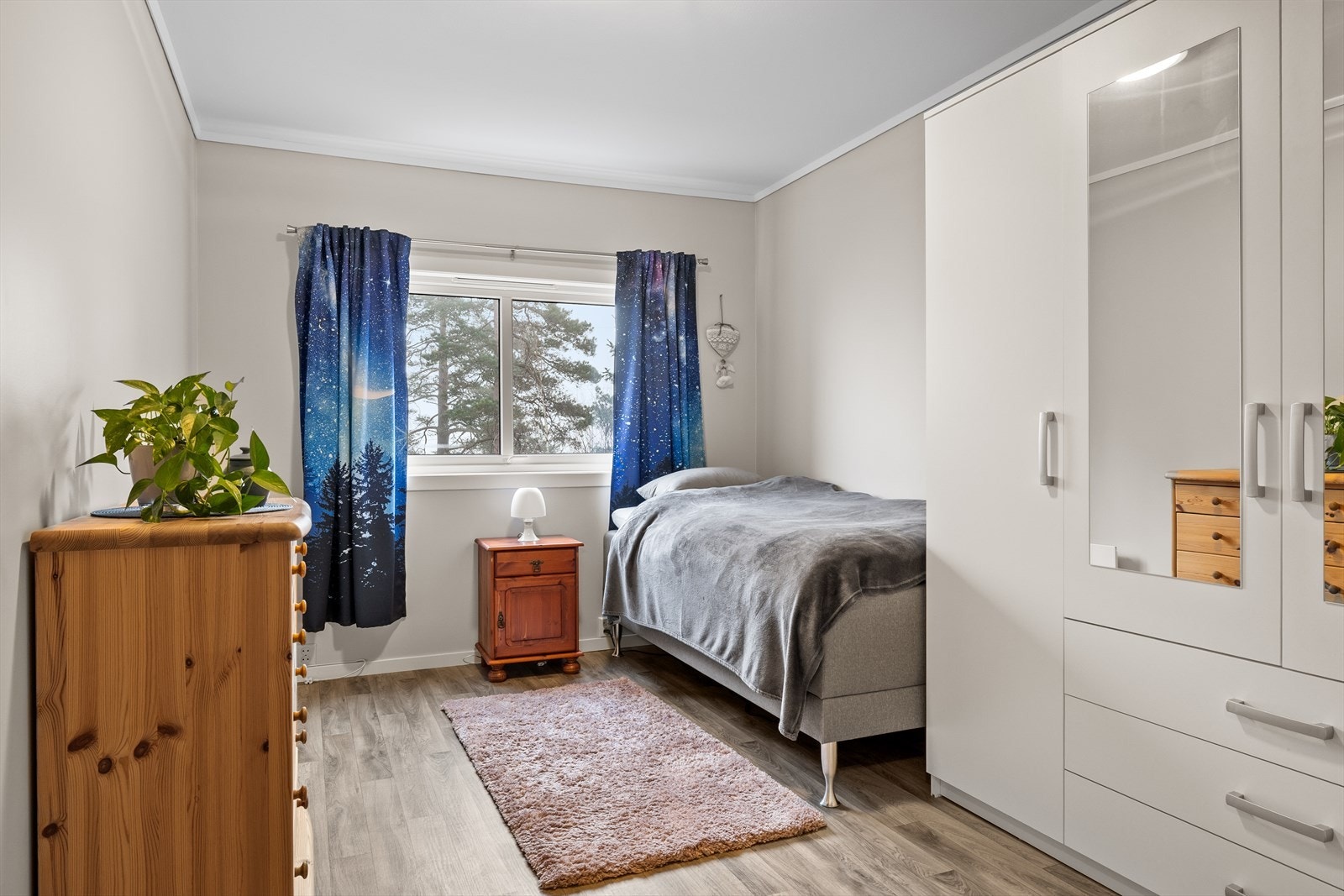 Soverommet fremstår lyst og pent, med en rolig og behagelig atmosfære som gir gode rammer for hvile. Garderobeskap sørger for praktisk og plassbesparende oppbevaring, og rommet har en fleksibel størrelse som gjør det enkelt å innrede etter behov. Galleribilde