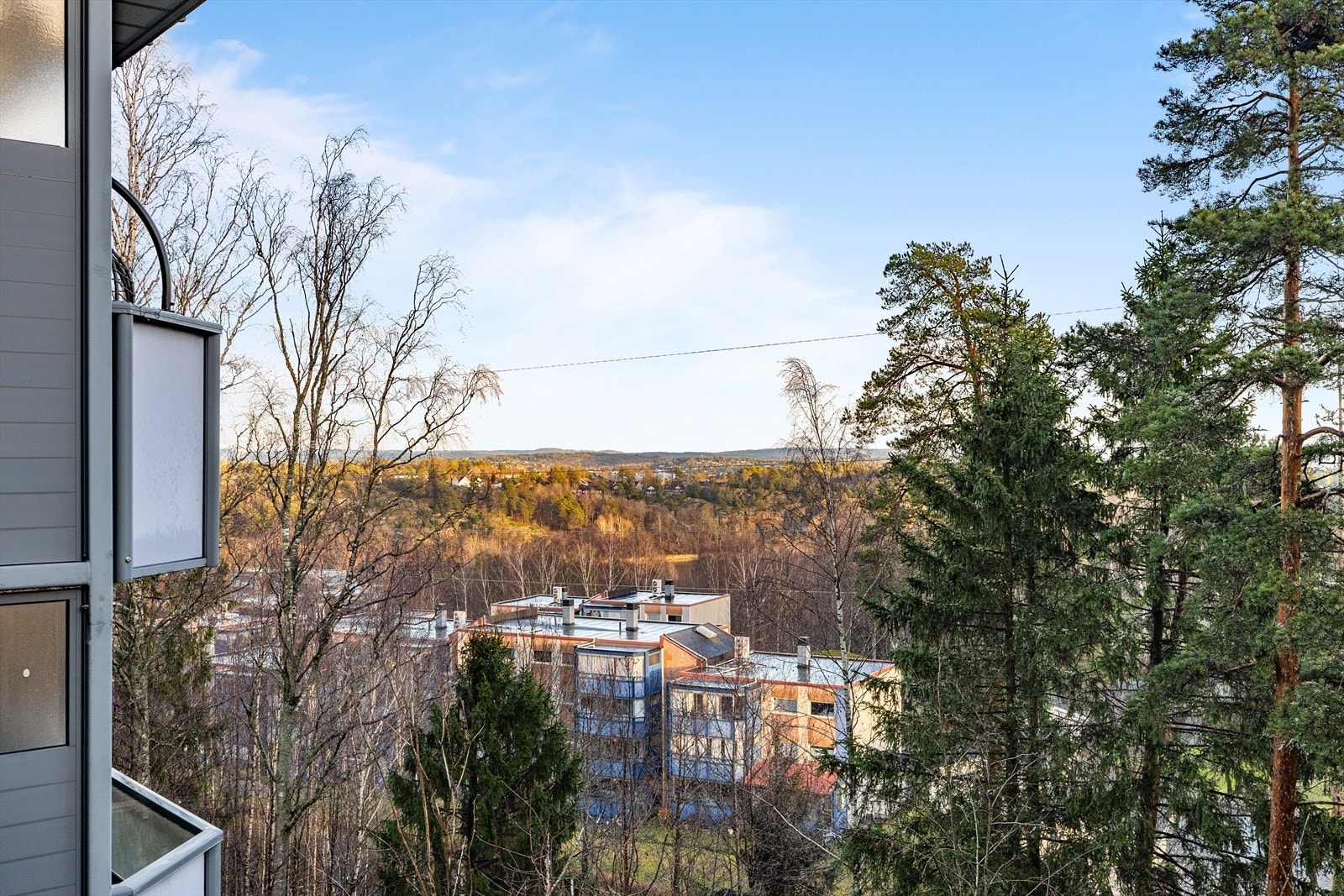 Her kan du nyte en fin og luftig utsikt som gir en åpen og behagelig atmosfære, og som bidrar til en ekstra følelse av rom og trivsel både inne og ute. Galleribilde