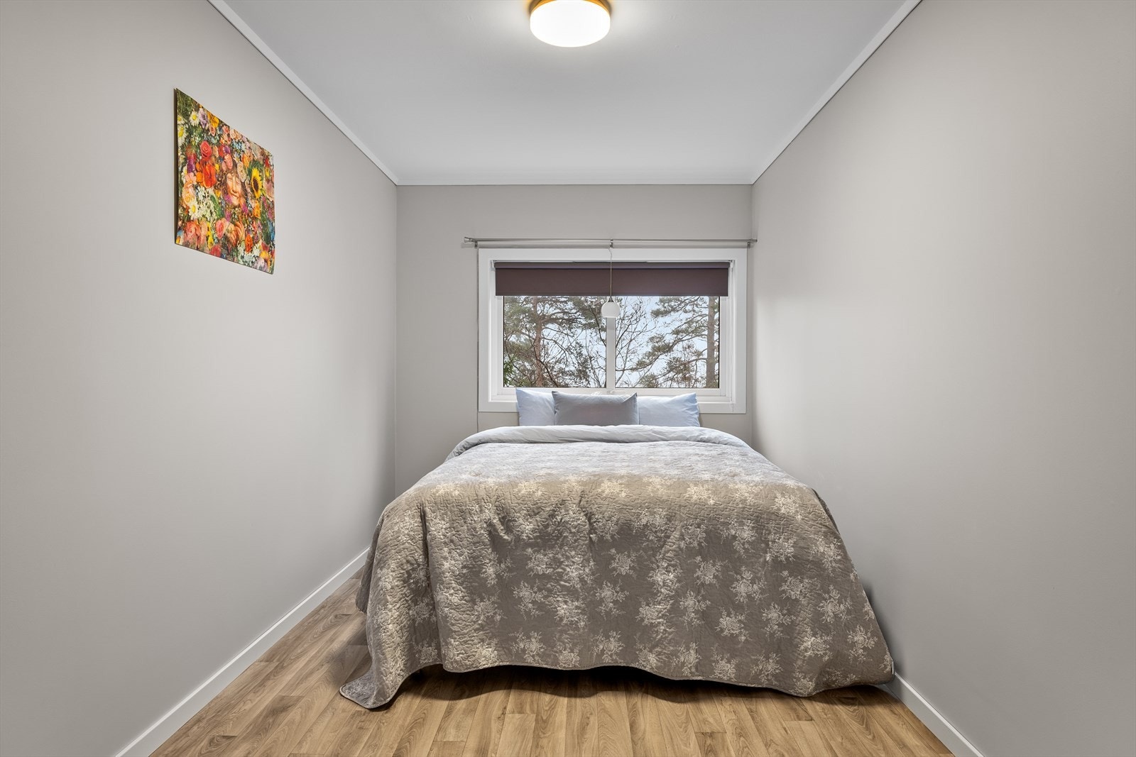 Leiligheten byr på tre romslige og innbydende soverom, noe som gir stor fleksibilitet for både familier, par og deg som ønsker ekstra plass til gjester, kontor eller hobby. Galleribilde