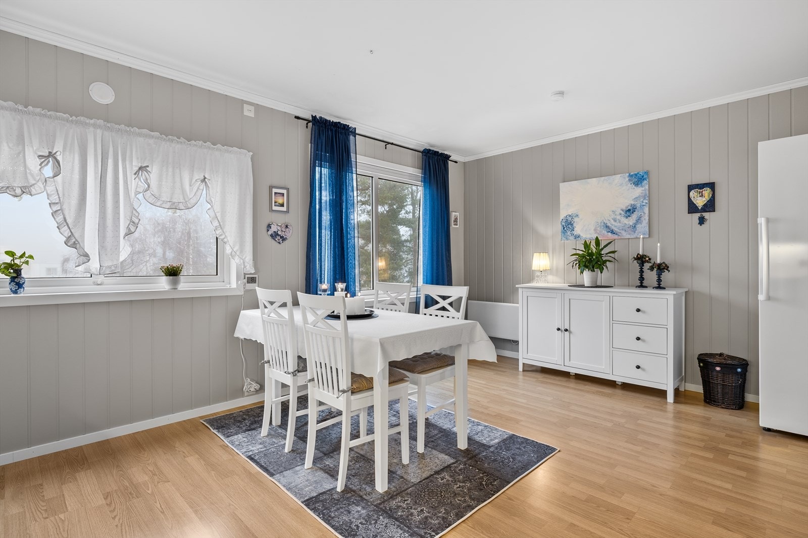 En romslig og hyggelig spiseplass gjør kjøkkenet til et sosialt rom, med god plass til å dekke på til et stort spisebord. Her kan man samle familie og venner til både hverdagsmåltider og hyggelige sammenkomster. Galleribilde