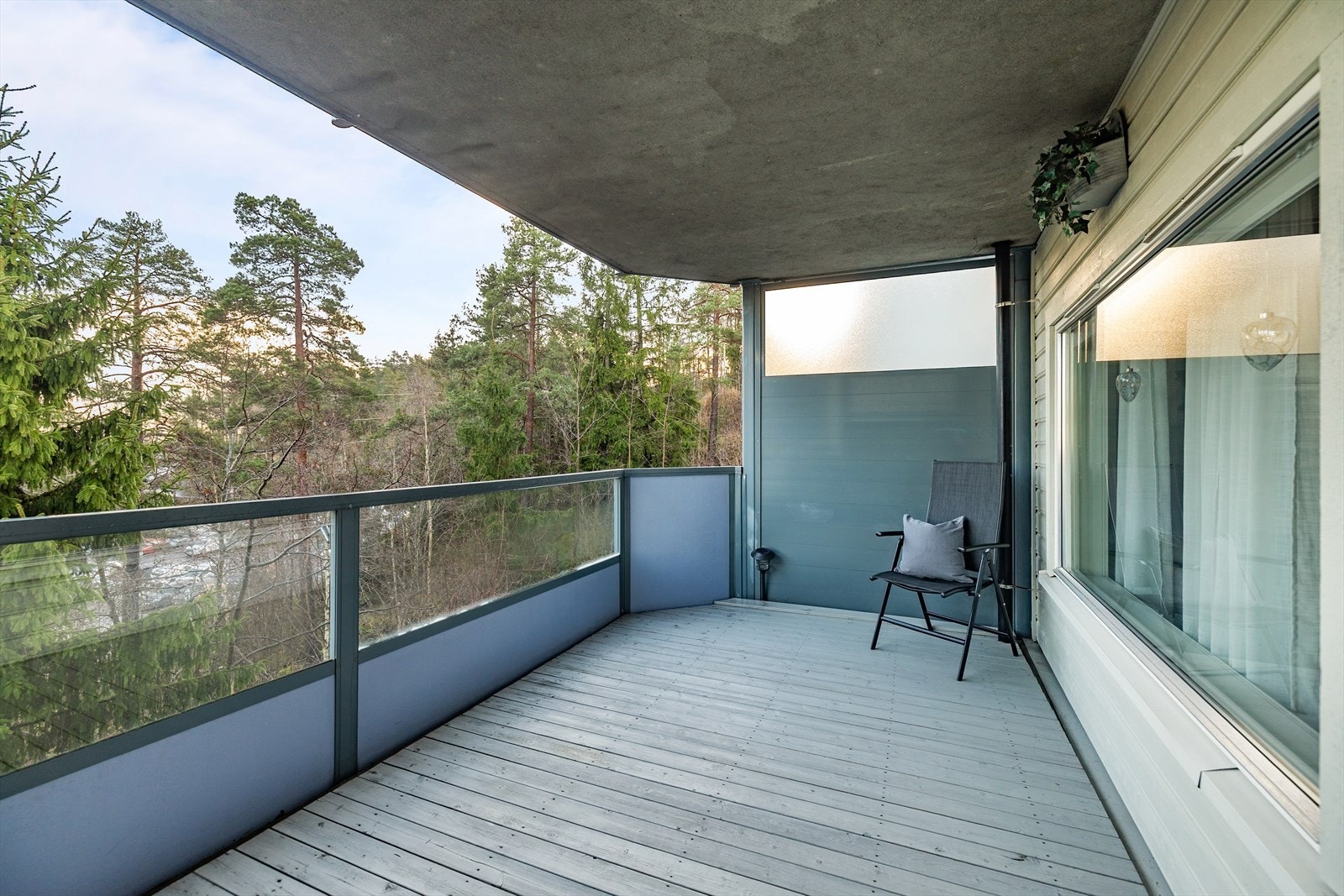 Balkongen ligger godt skjermet , samtidig som den gir en luftig og åpen følelse med hyggelig utsyn mot omgivelsene. Galleribilde