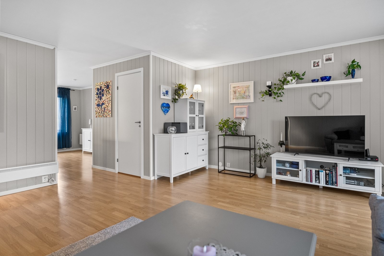 Stuen og kjøkkenet ligger i en åpen og sosial løsning som skaper en herlig romfølelse og et naturlig samspill mellom oppholdsrommene. Den åpne planløsningen gjør boligen både luftig og praktisk - perfekt for deg som liker å samle familie og venner. Galleribilde