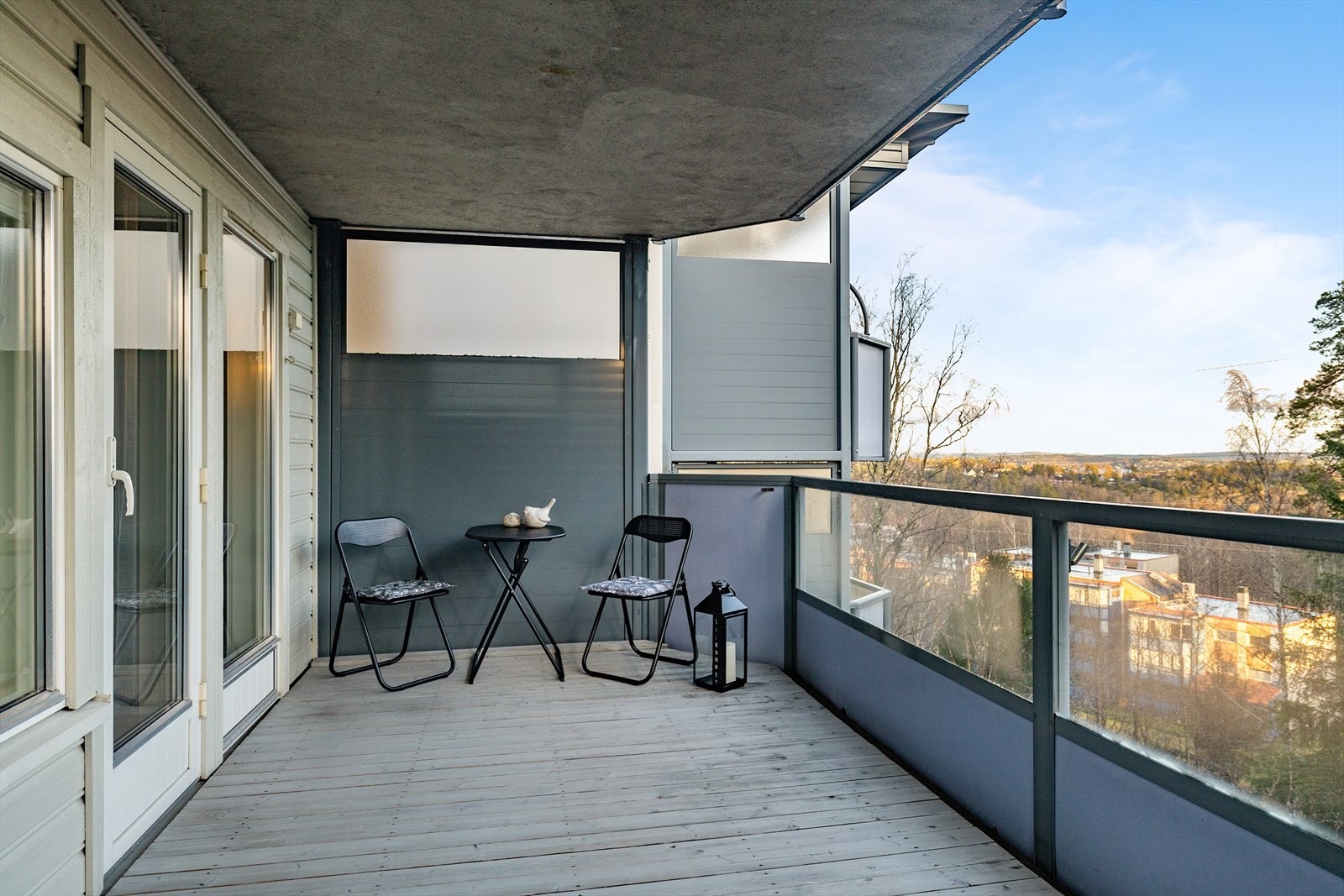 Fra stuen er det direkte adkomst til en romslig balkong på ca. 12 m² som fungerer som en naturlig forlengelse av oppholdsrommet i sommerhalvåret. Galleribilde