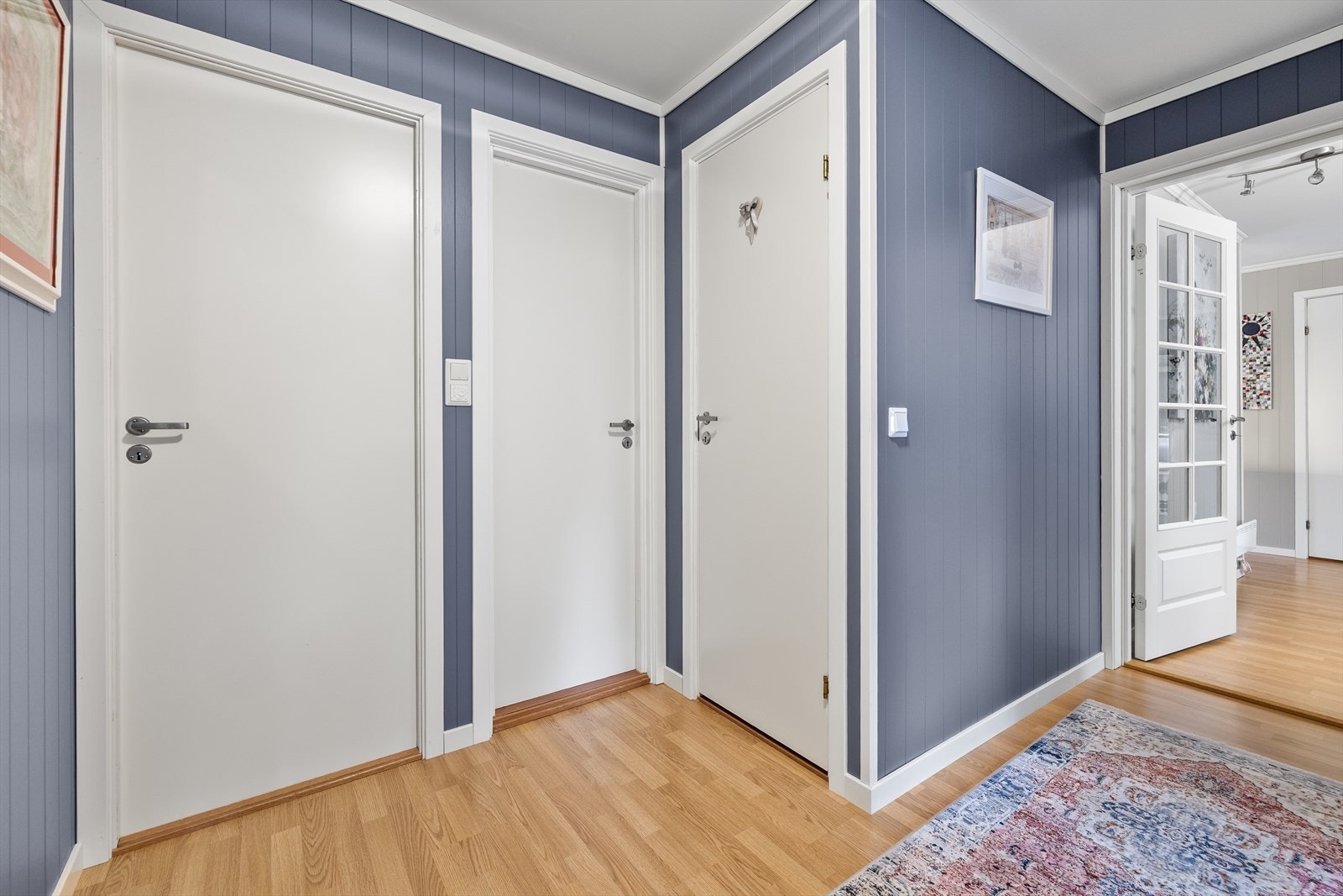 Soveromsavdelingen er plassert godt skjermet fra stuen, og gir en tydelig og rolig privat sone i boligen. Dette skaper god balanse mellom sosiale og private rom, og gir økt bokomfort i hverdagen. Galleribilde