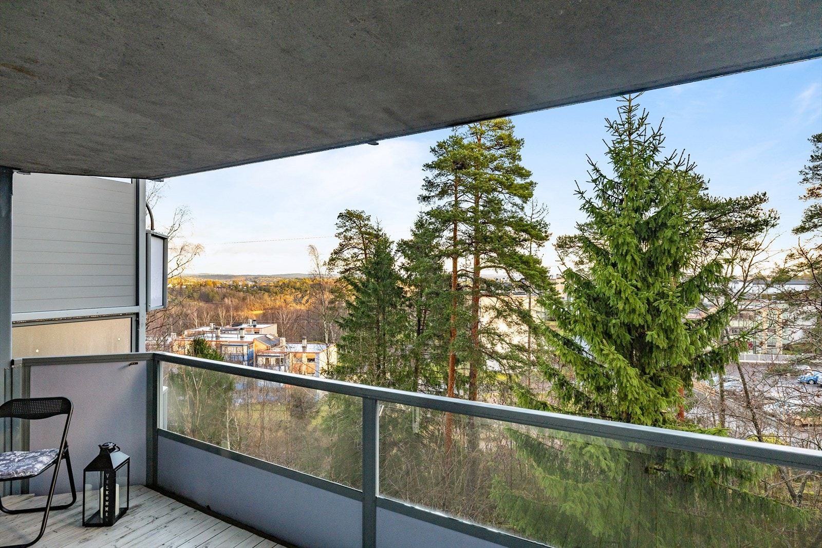 Balkongen er takoverbygget, noe som gir gode bruksmuligheter uavhengig av vær og forlenger utesesongen betydelig. Overbygget gir både ly for regn og skjerming mot sterk sol, og gjør balkongen til en lun og behagelig uteplass store deler av året. Galleribilde