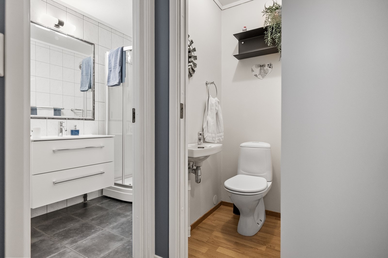 Leiligheten har et separat toalettrom, som bidrar til en mer funksjonell og fleksibel løsning i hverdagen. Dette er spesielt praktisk både for familie og gjester, og gir økt komfort i daglig bruk. Galleribilde