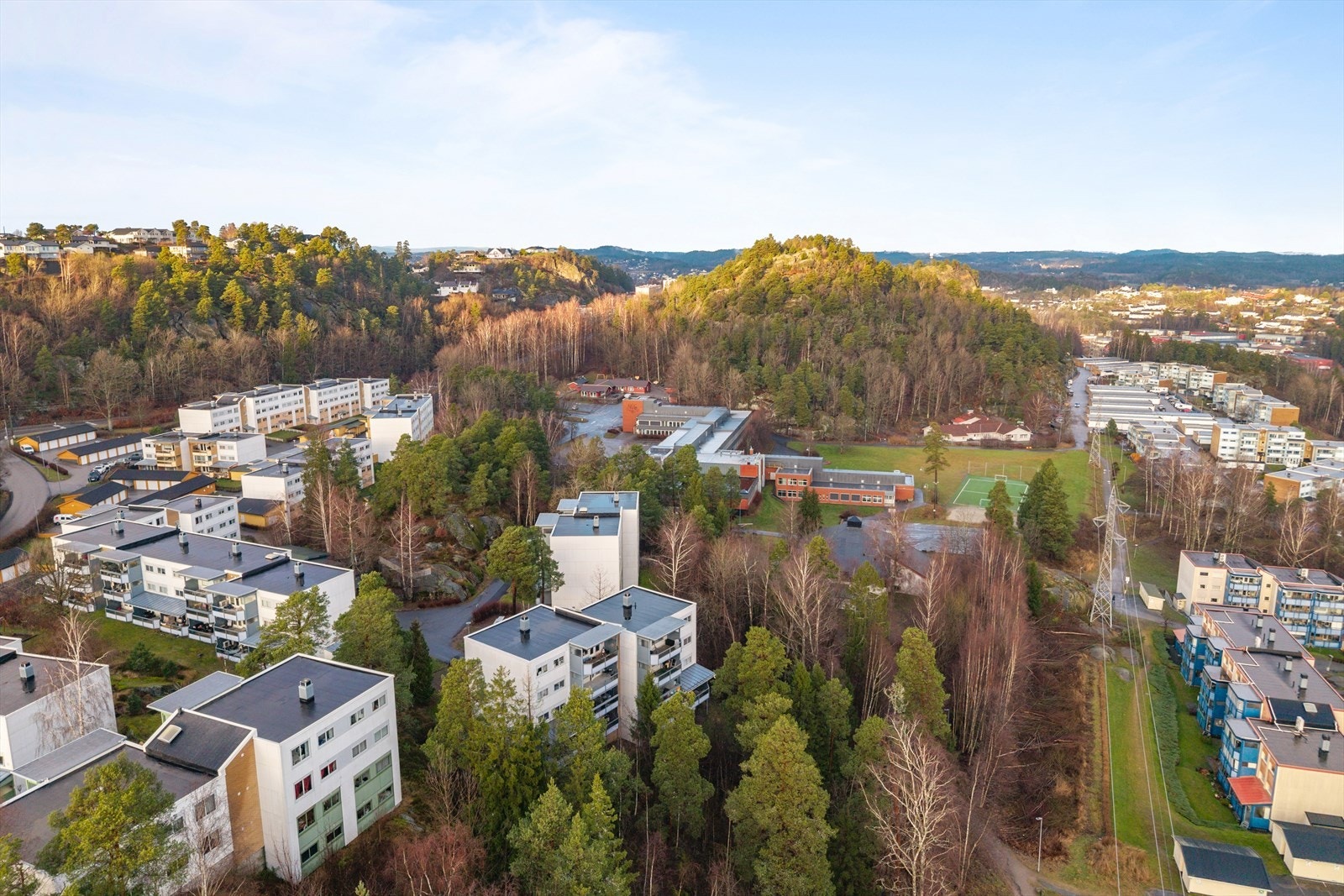 Her bor du i et etablert og familievennlig nabolag med lite trafikk, gode solforhold og flotte fellesarealer. Alt ligger til rette for et behagelig hverdagsliv i grønne, trivelige omgivelser - et sted man virkelig kan kalle hjem. Galleribilde