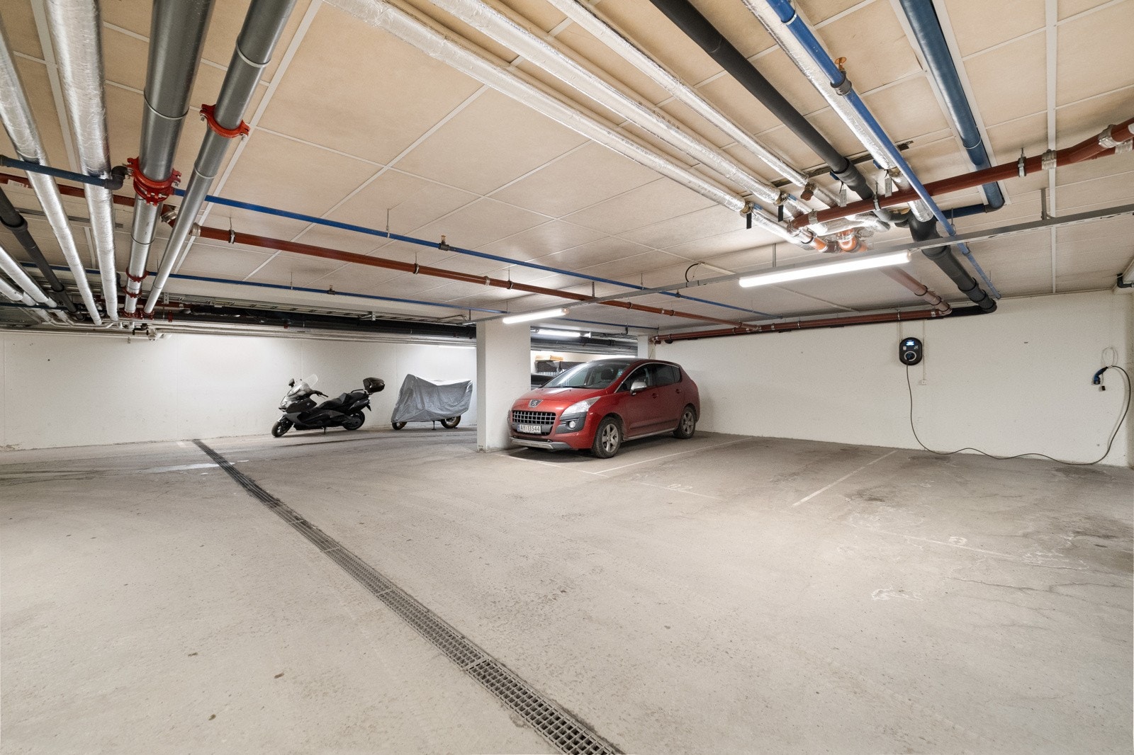 Leiligheten disponerer en garasjeplass i felles garasjeanlegg Galleribilde