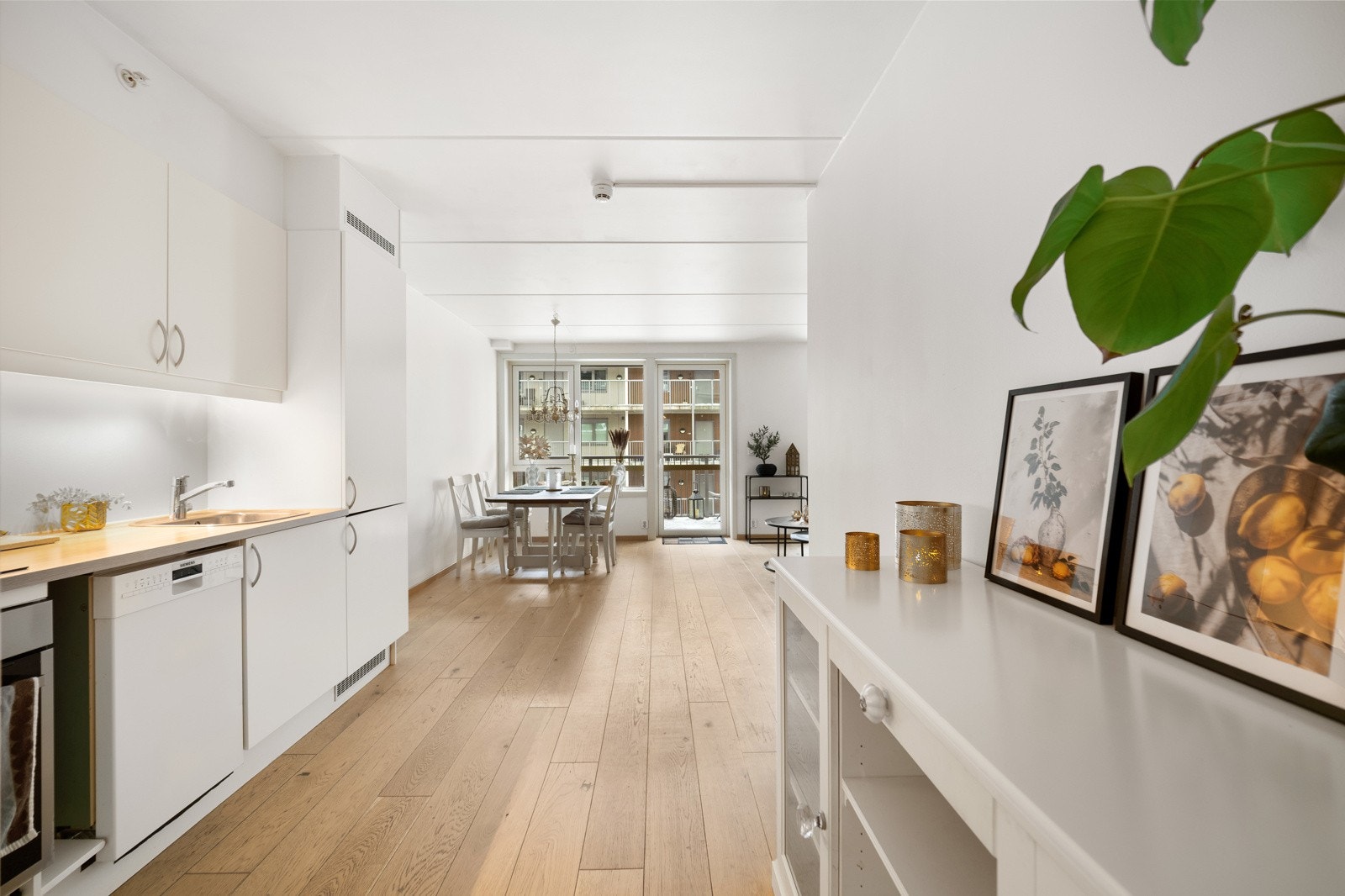 Integrert stekeovn og platetopp, oppvaskmaskin under kjøkkenbenk og mulighet for integrert kjøleskap. Galleribilde