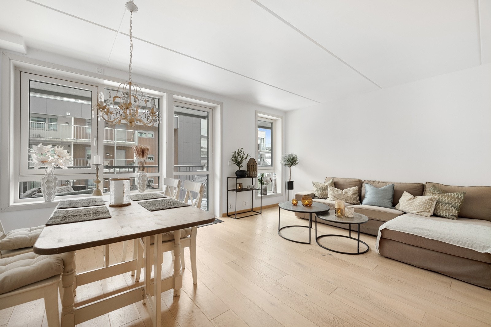 Store vindusflater slipper inn rikelig med naturlig lys Galleribilde