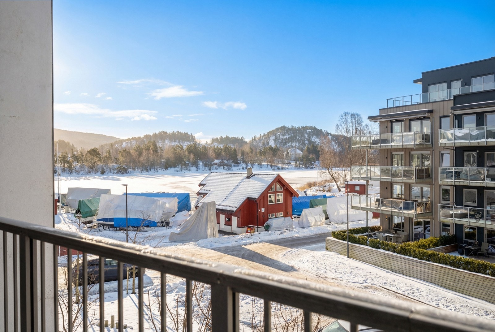 Utsikt fra uteplass ved inngangssiden Galleribilde