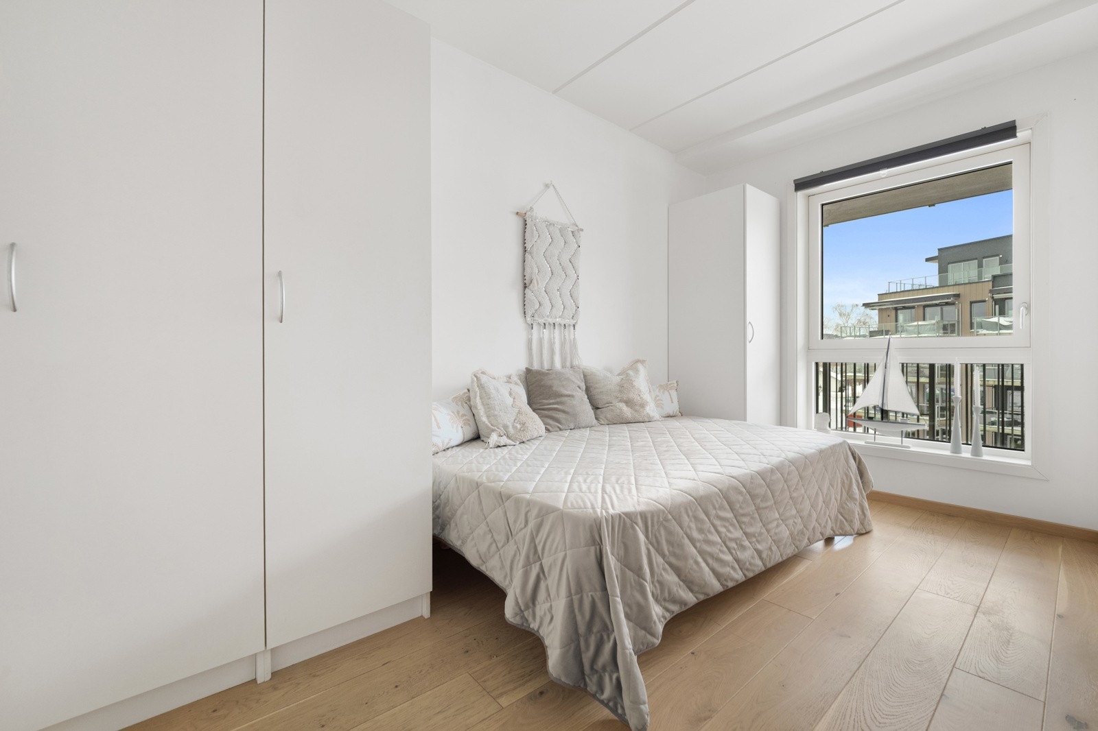 Romslig soverom med plass til seng og nattbord Galleribilde