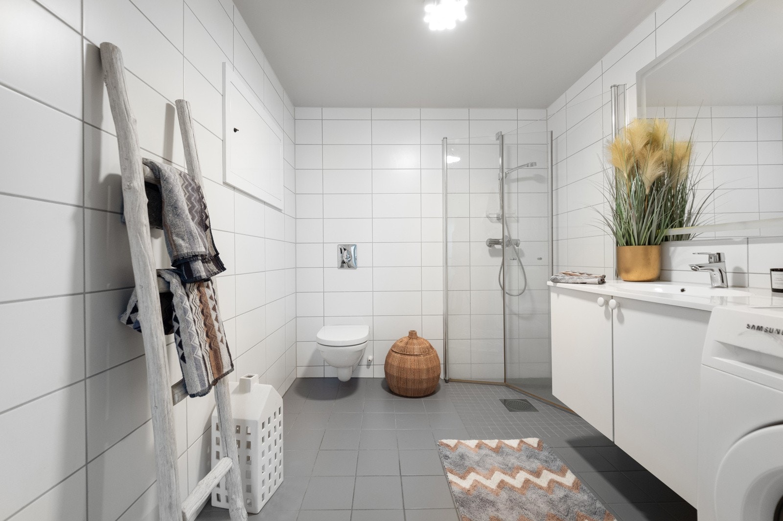 Delikat flislagt bad i tilknytning til soverommet Galleribilde