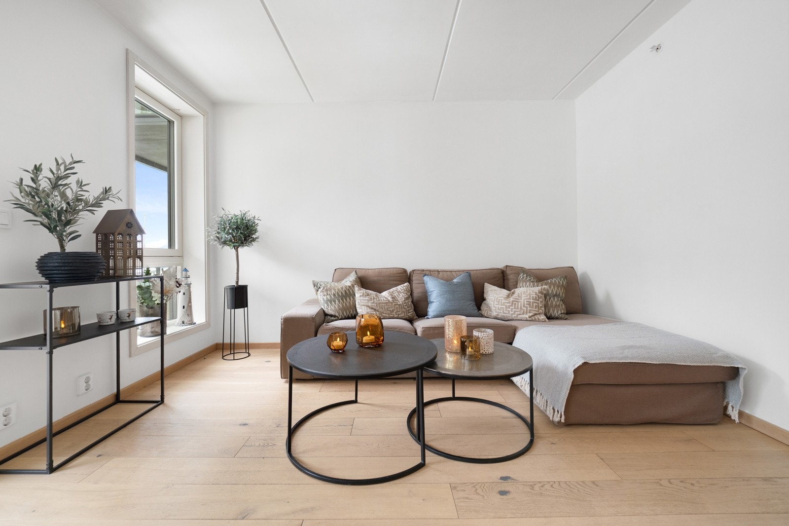 Stue med plass til sofakrok og ønsket møblement Galleribilde