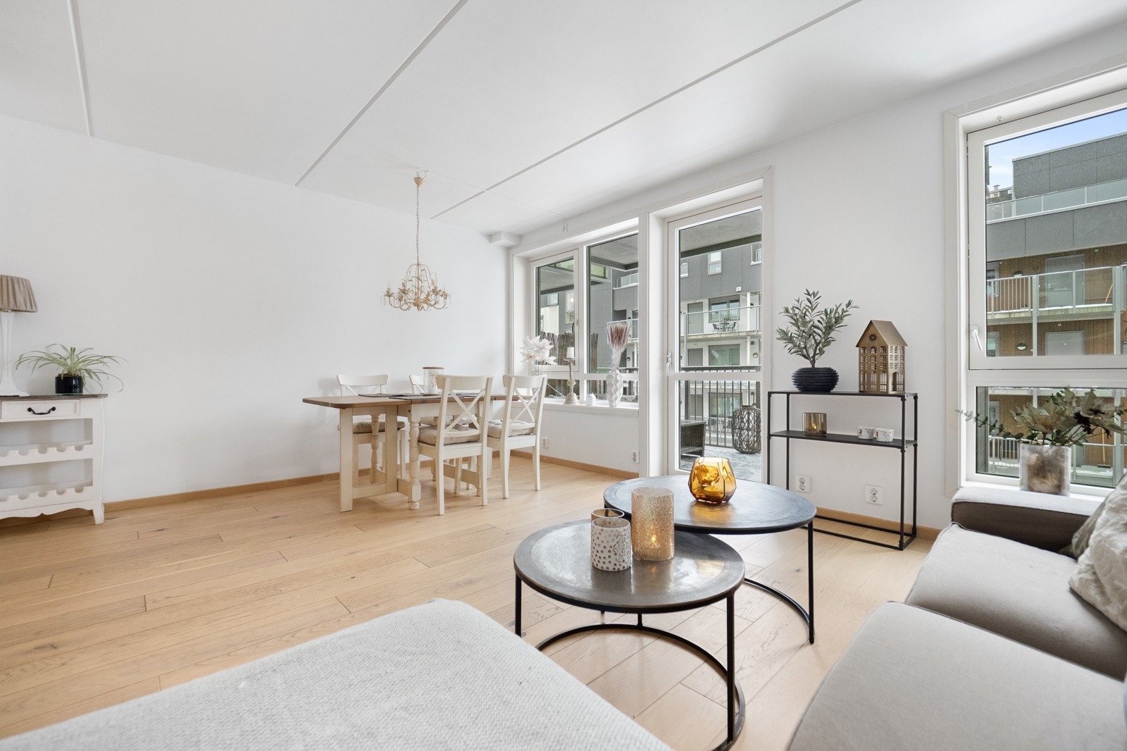 Kjøkkenet ligger i åpen løsning mot stuen med plass til spisebord Galleribilde