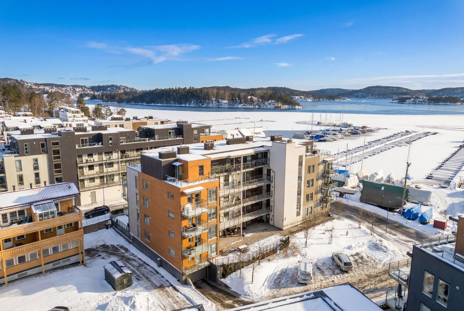I Sætre finnes de fleste butikker og servicetilbud, og det er kort vei til flotte tur- og friluftsområder. Galleribilde