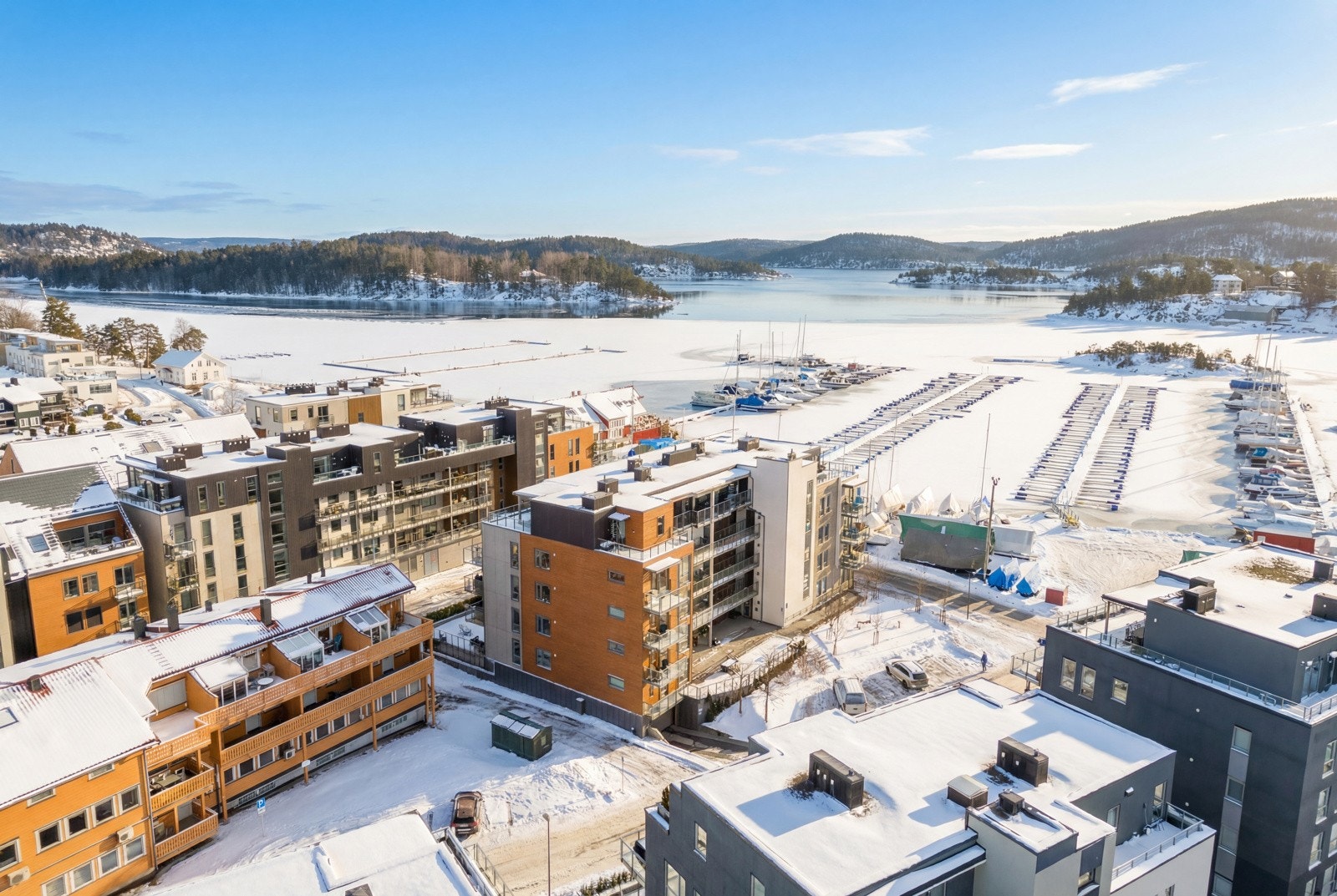 Del av Sætre Havn sameie med pent opparbeidet fellestomt med gangarealer, fellesuteplass og beplatning Galleribilde