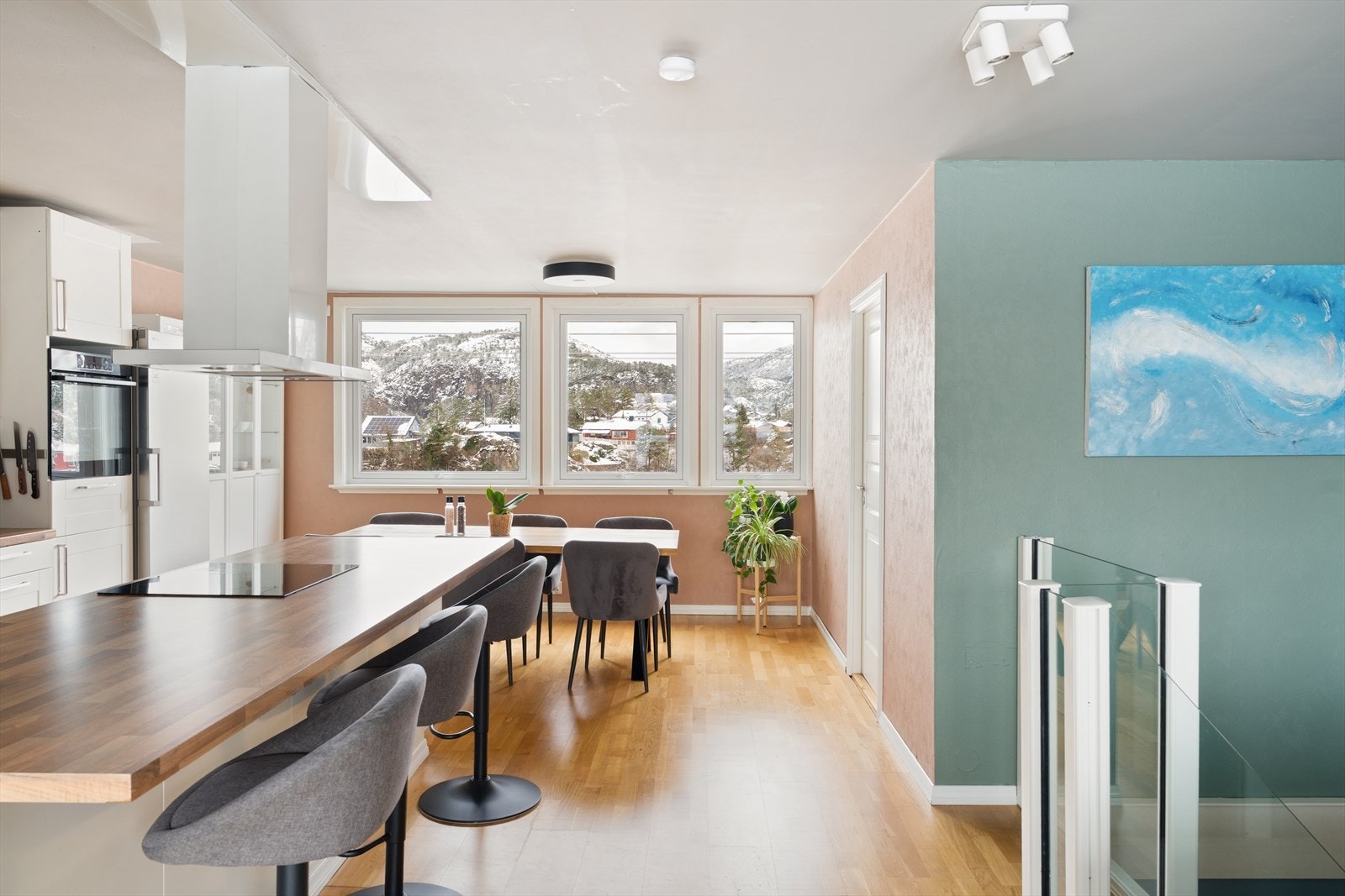 Her er det god plass til både sofagruppe og spiseplass. Galleribilde