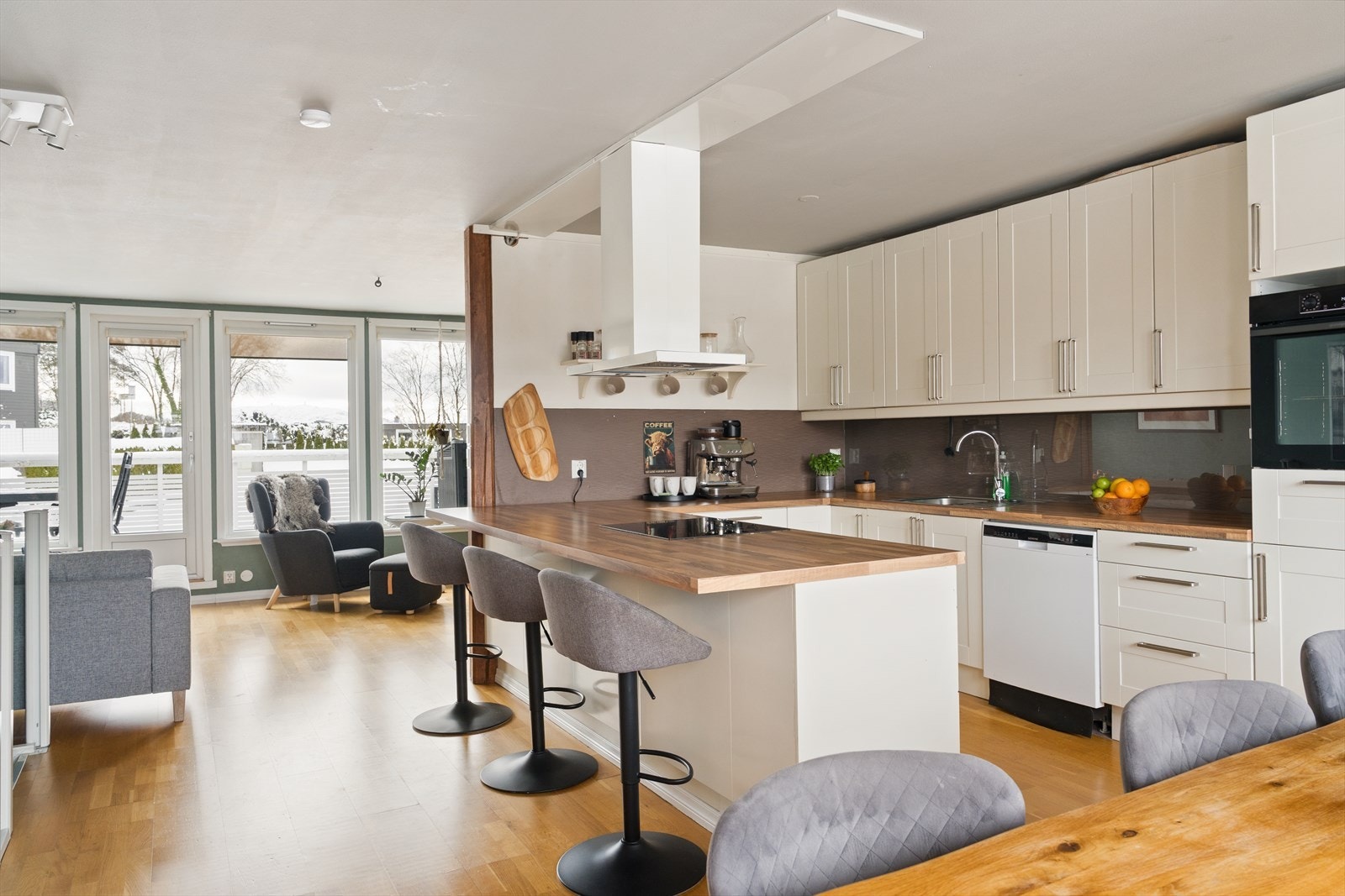 Den åpne stue- og kjøkkenløsningen skaper et sosialt og funksjonelt allrom. Galleribilde