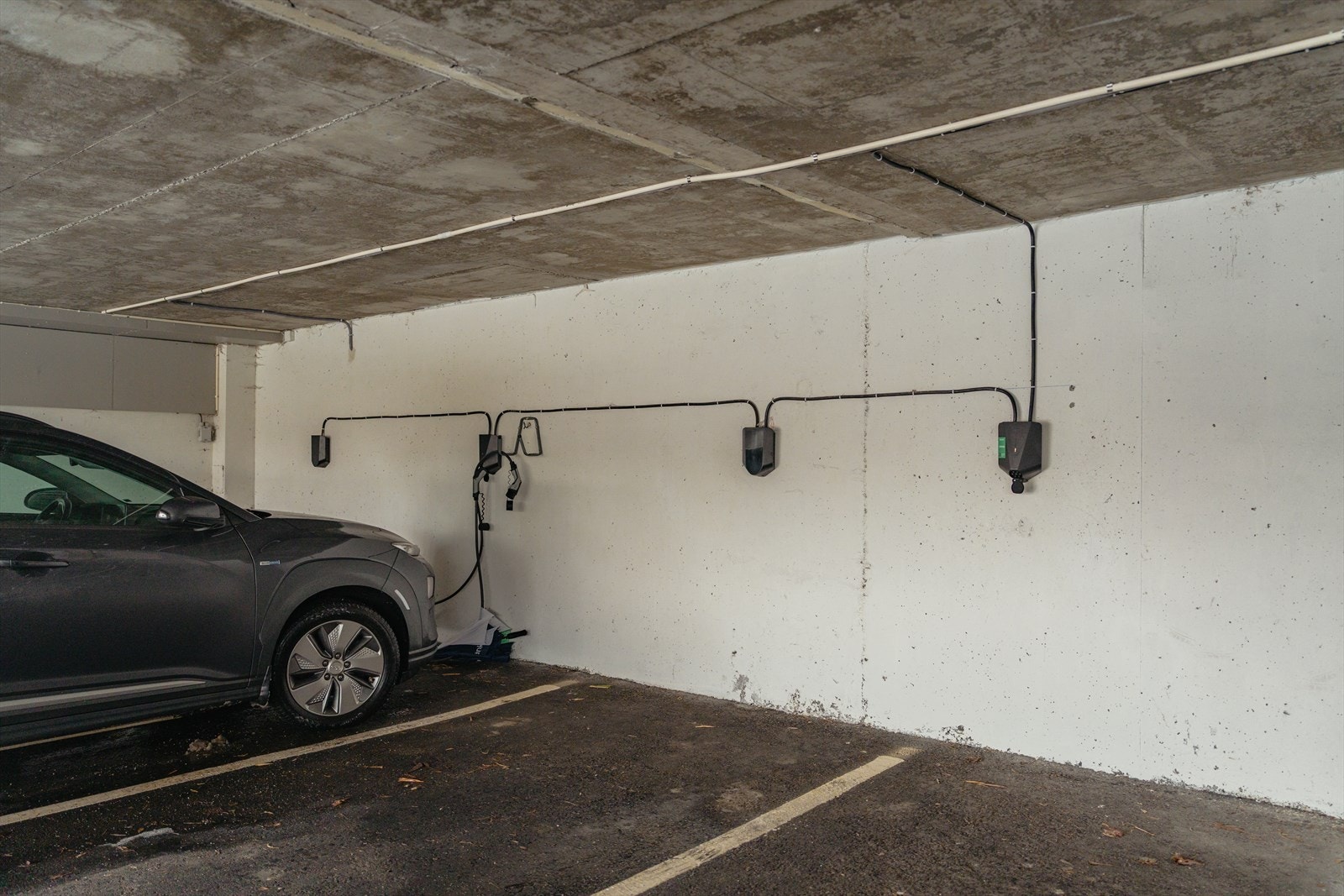 Selger opplyser også at de i dag leier carport m/ elbil-lader for 200 kr pr mnd. Velkommen til en hyggelig visning. Galleribilde