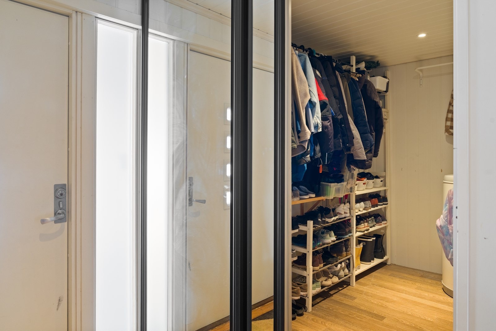 I tillegg til en praktisk walk-in-løsning som gir ekstra lagringsplass og bidrar til en ryddig og oversiktlig hverdag. Galleribilde