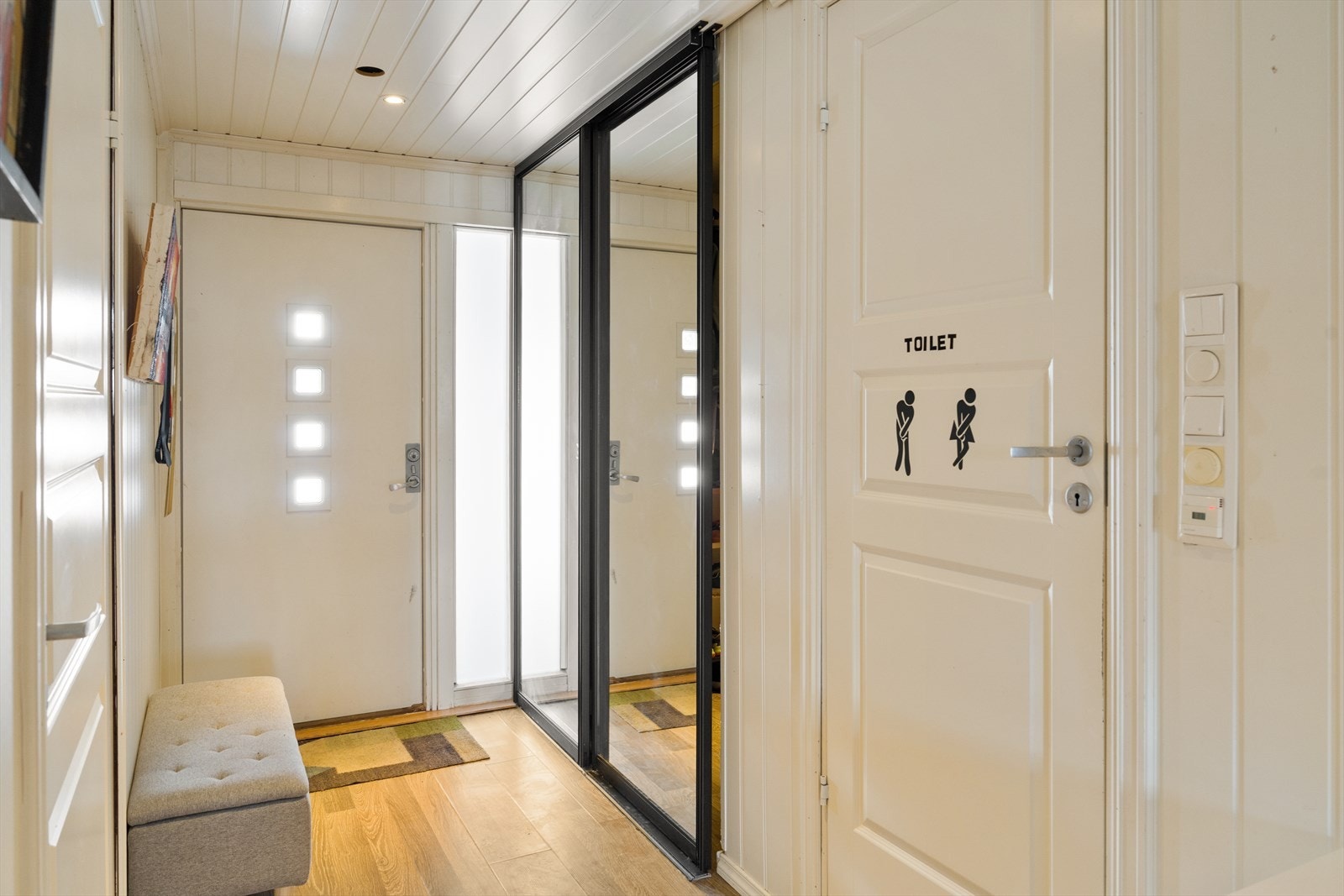 Entréen er lys og innbydende, samt har plass til både sko- og yttertøy. Galleribilde