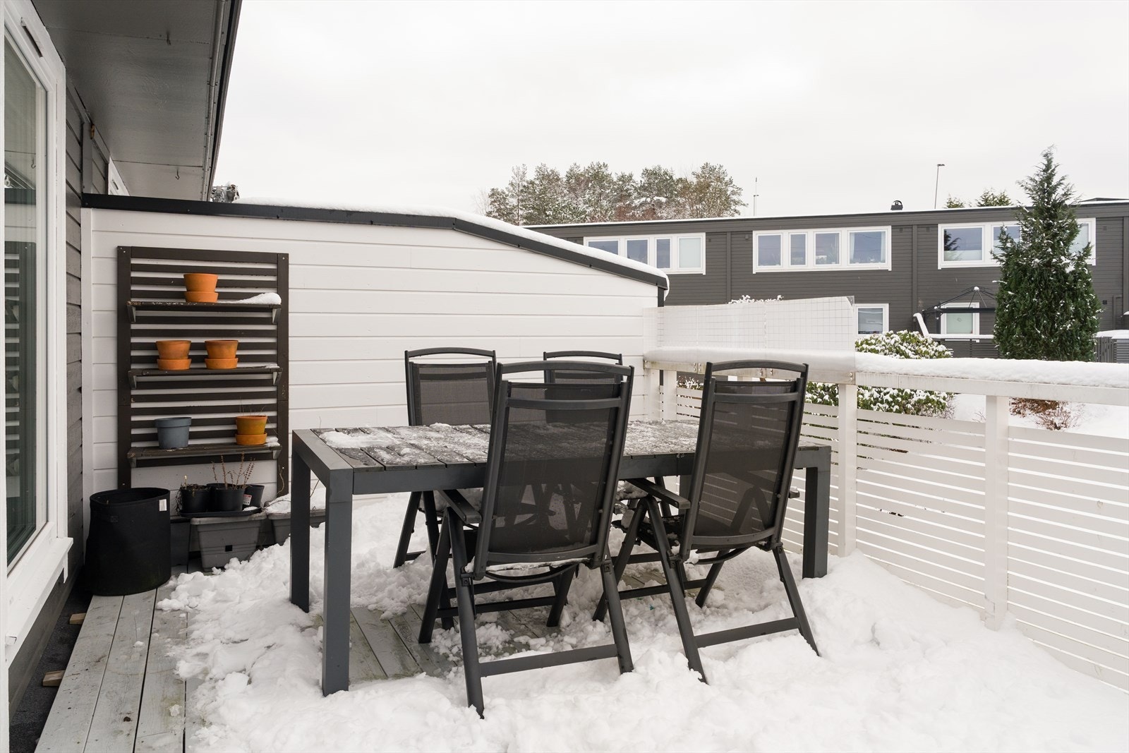 Fra stuen har du direkte utgang til en ca. 20 kvm stor balkong med god plass til utemøbler. Galleribilde