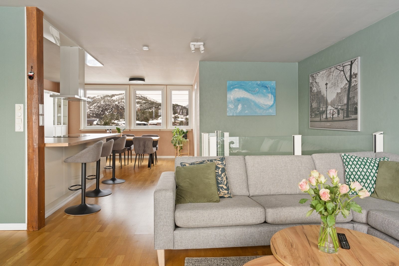 Boligens oppholdsrom er luftig og romslig, med store vindusflater som slipper inn rikelig med naturlig lys. Galleribilde