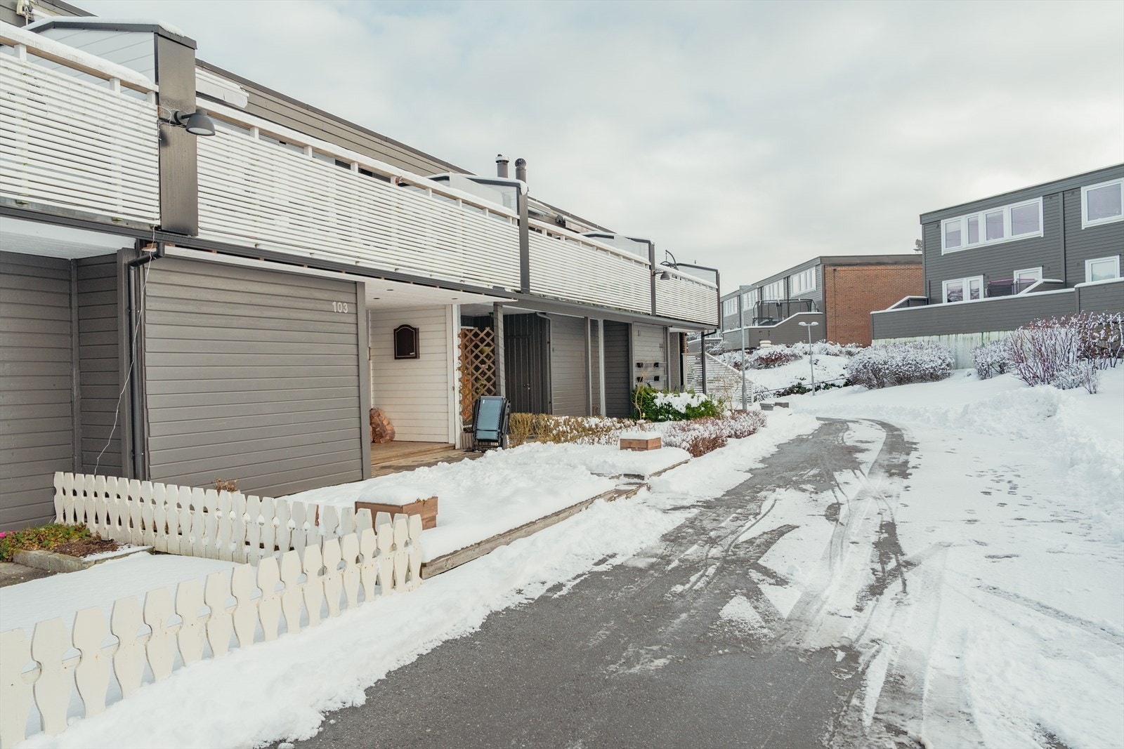 Her bor du i rolige og naturskjønne omgivelser, samtidig som du har kort vei til alt du trenger i hverdagen. Galleribilde