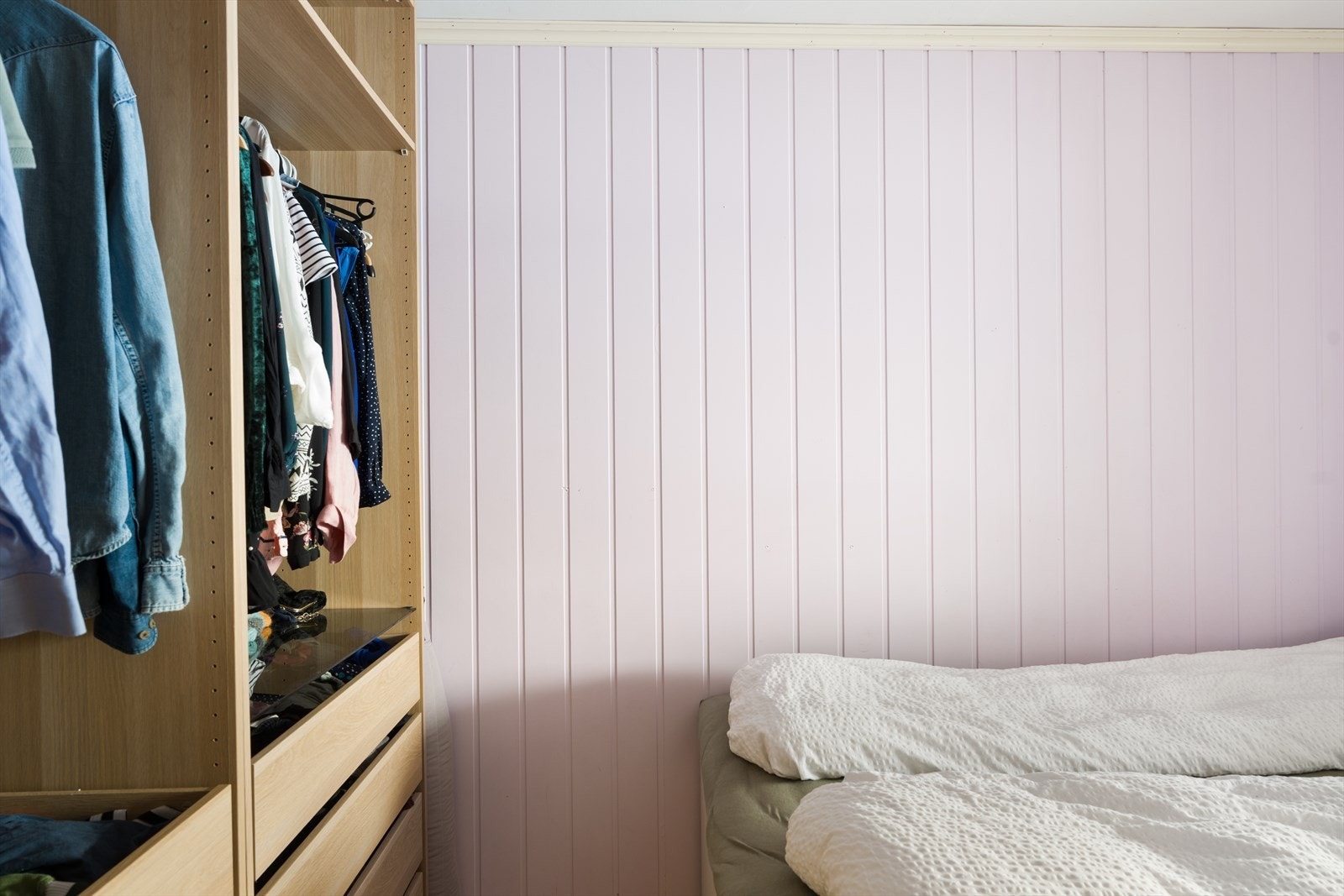 Rommet er målt til 6,7 kvm og har også eget garderobeskap. Galleribilde