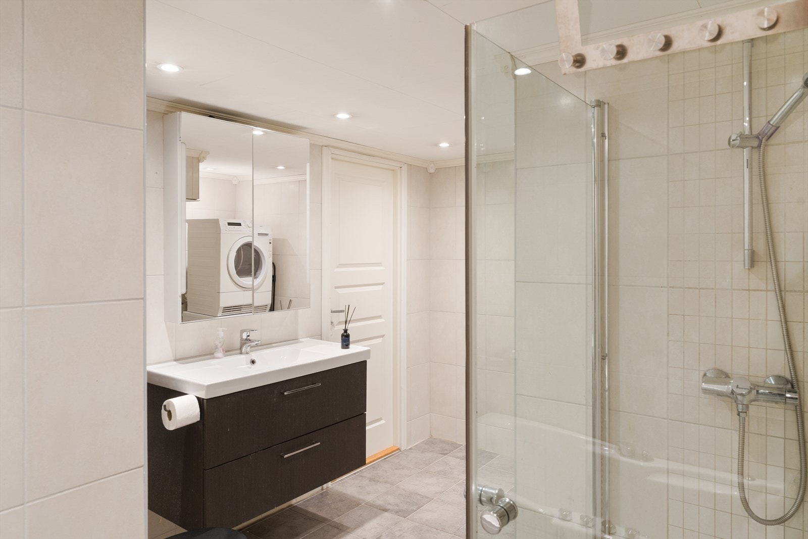 Opplegg for vaskemaskin gjør rommet både praktisk og effektivt i hverdagen. Galleribilde