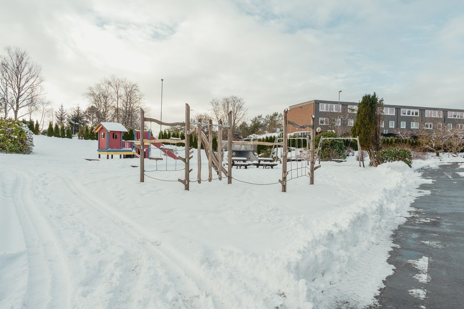 Borettslaget har flotte uteområder som byr på lek og moro. Galleribilde