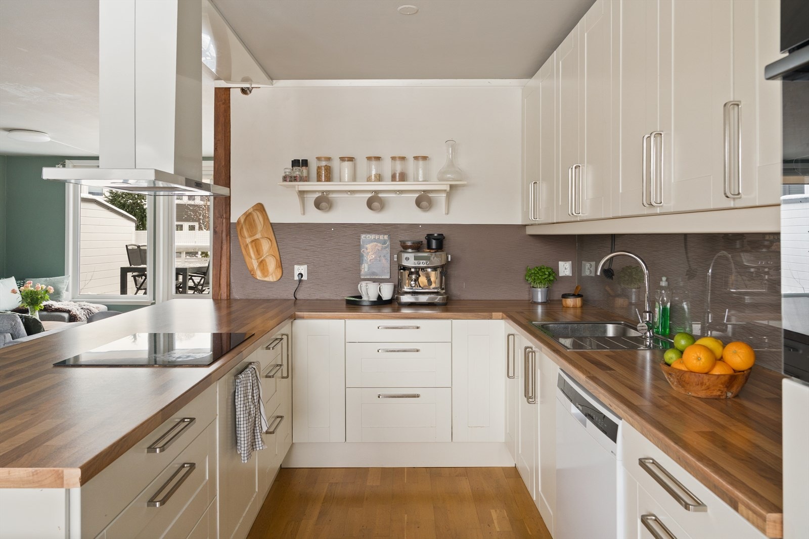 Integrerte hvitevarer inkluderer oppvaskmaskin, stekeovn og platetopp. Galleribilde