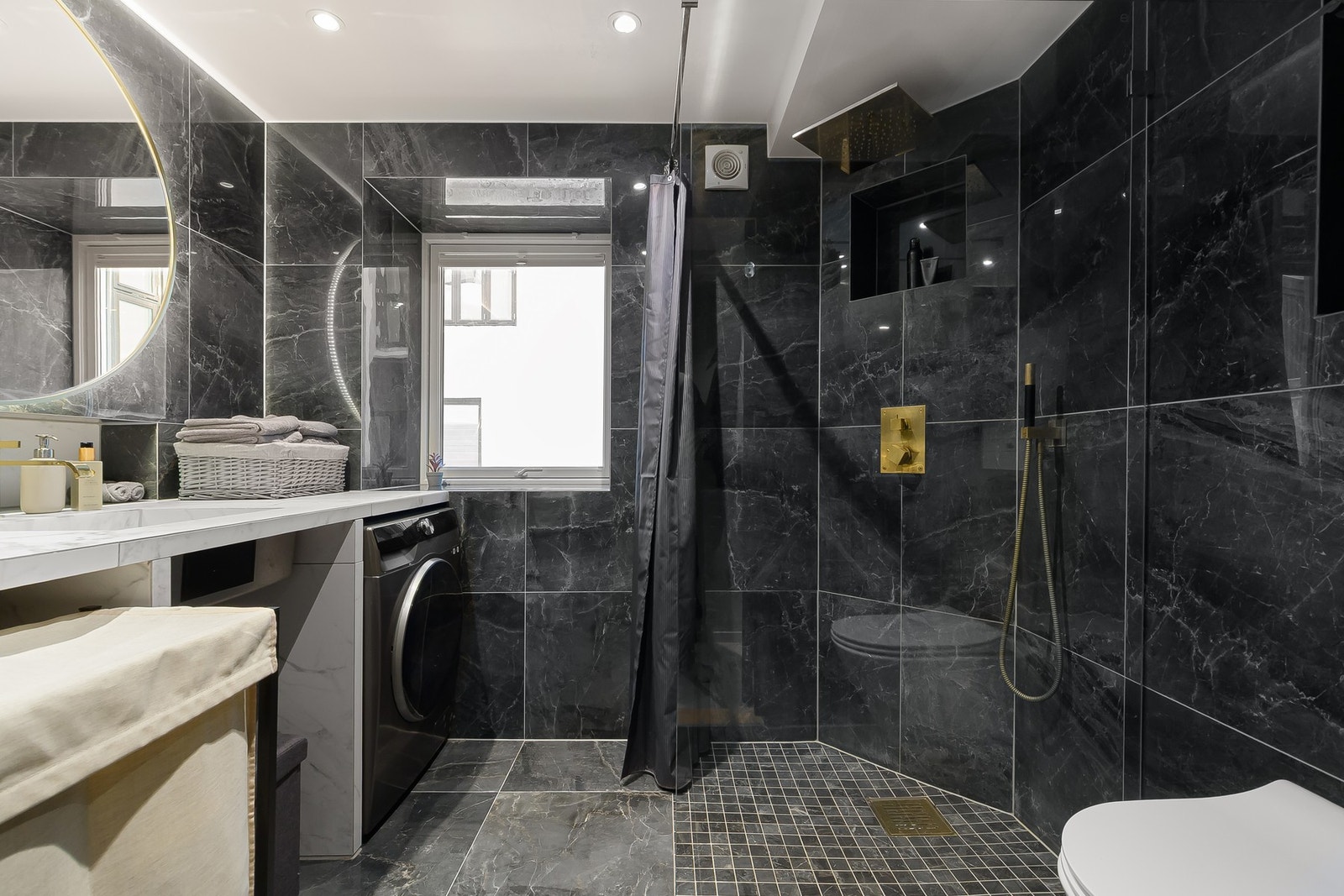 Eksklusive flisvalg, regndusj, vegghengt toalett og elegante detaljer i gull - et rom som virkelig gir hotellfølelse i hverdagen. Galleribilde