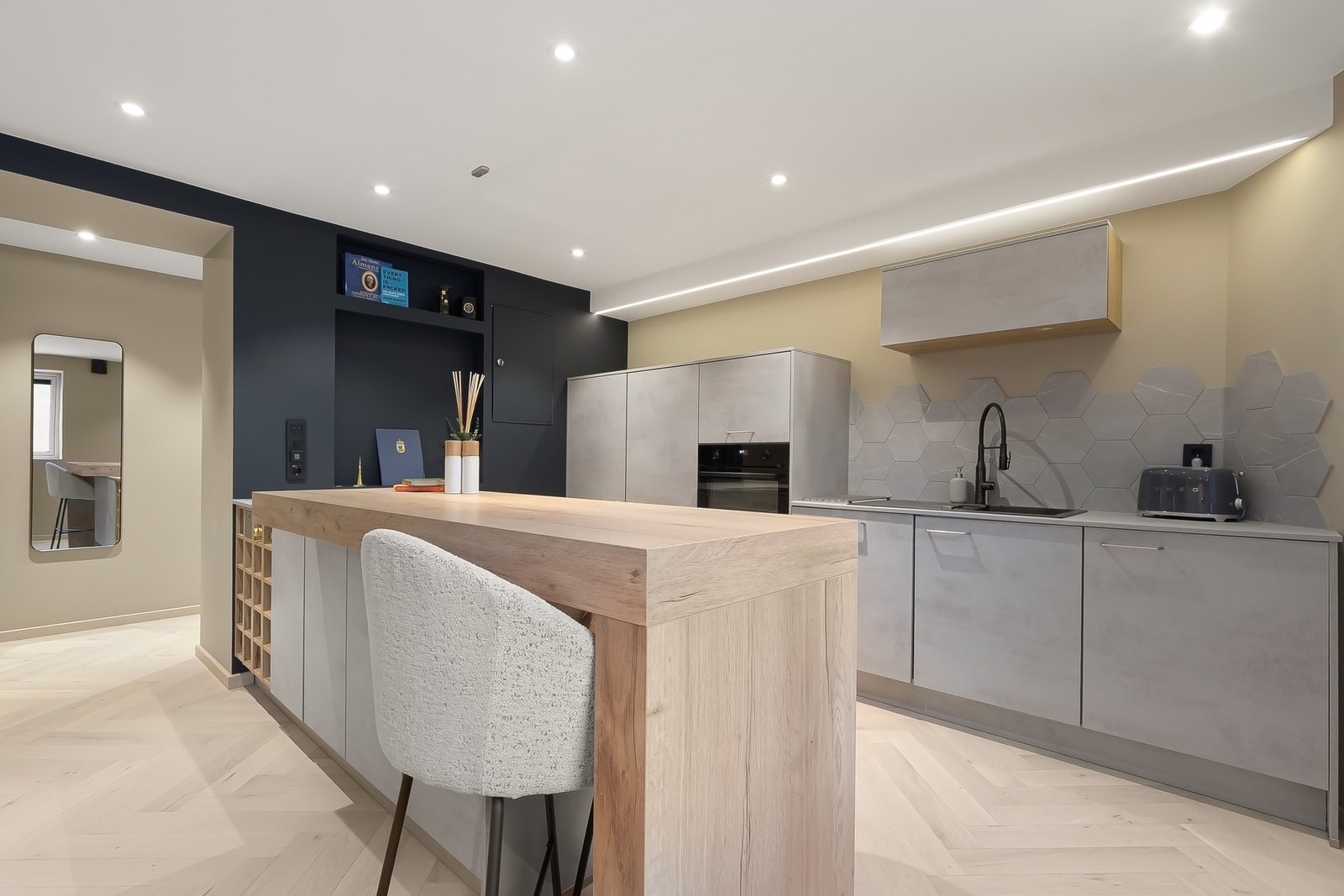 Åpen og sosial kjøkkenløsning med romslig kjøkkenøy og moderne materialvalg - en naturlig samlingsplass i boligen. Galleribilde