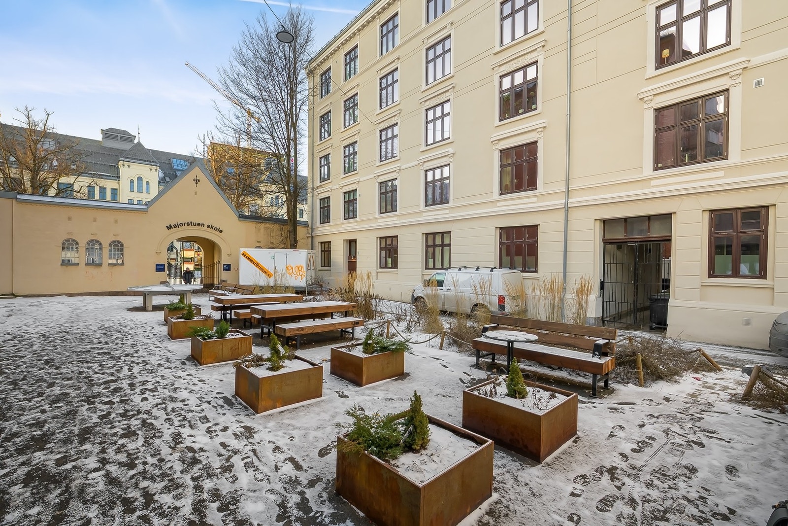 Hyggelig og skjermet bakgård med sitteplasser og beplantning - et fint felles uteområde midt i byen. Galleribilde