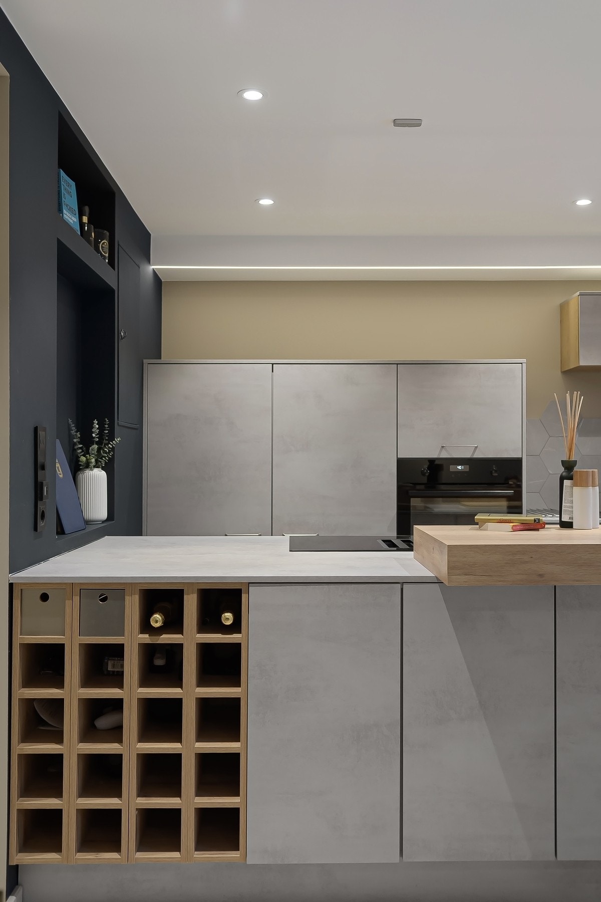 Stilrent kjøkken fra 2022 med integrerte hvitevarer, rene linjer og praktisk vinskap som gir både stil og funksjon. Galleribilde