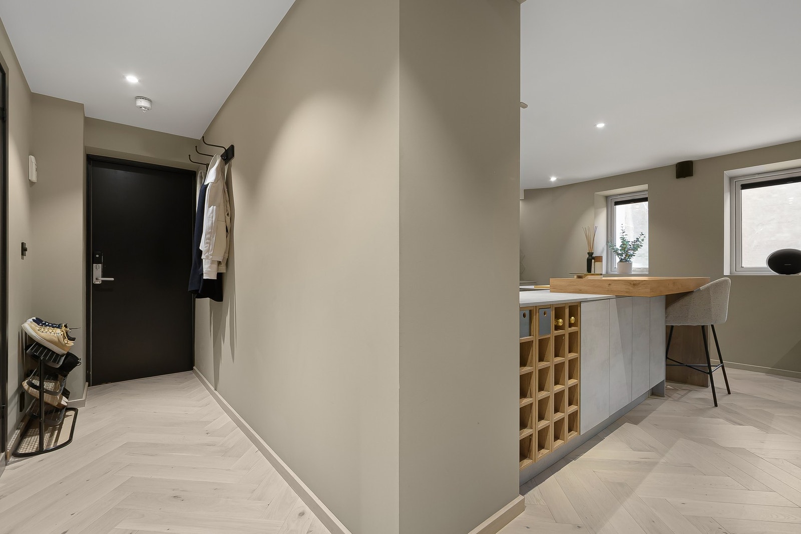 Innbydende entré med plass til yttertøy og sko, og videre naturlig adkomst inn til den åpne stue- og kjøkkenløsningen. Galleribilde