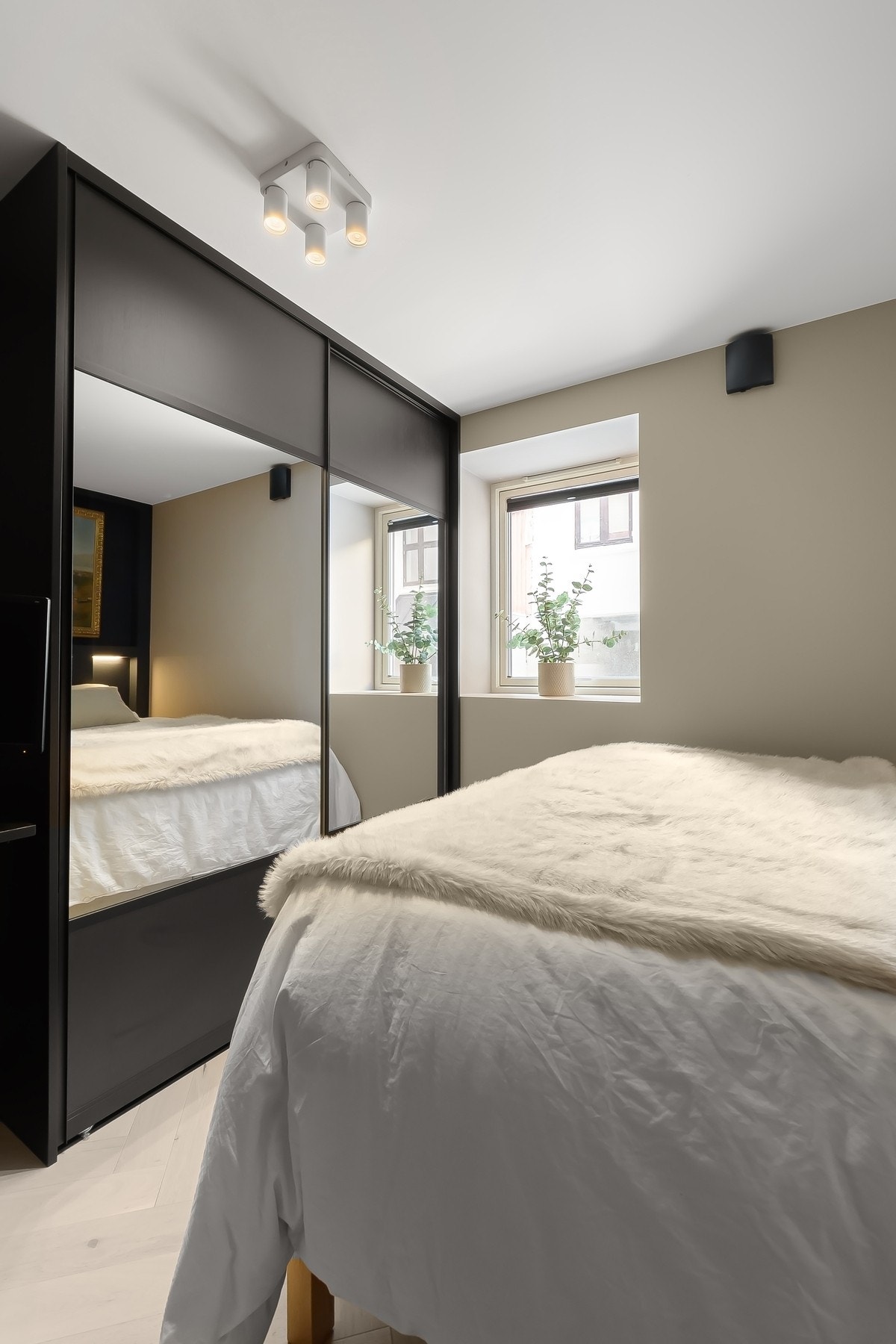 Soverommet har skyvedørsgarderobe med speilfronter som gir rikelig oppbevaringsplass. Galleribilde