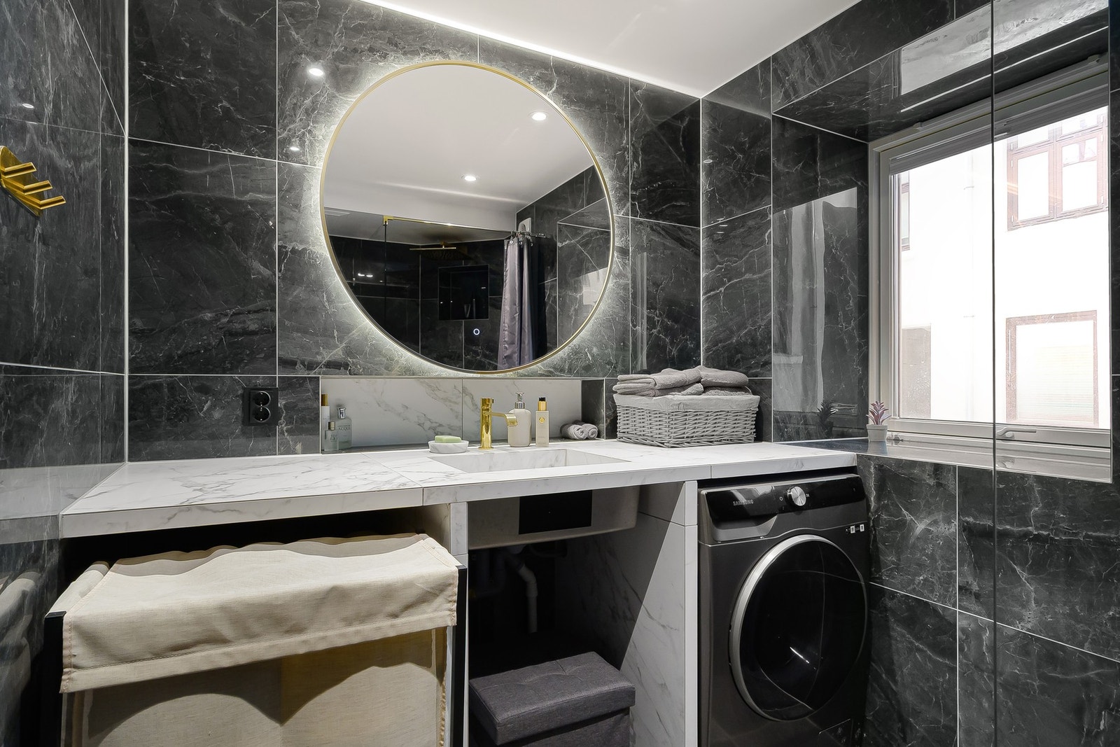 Rålekker og påkostet baderom fra 2022 med varmekabler i gulv. Galleribilde