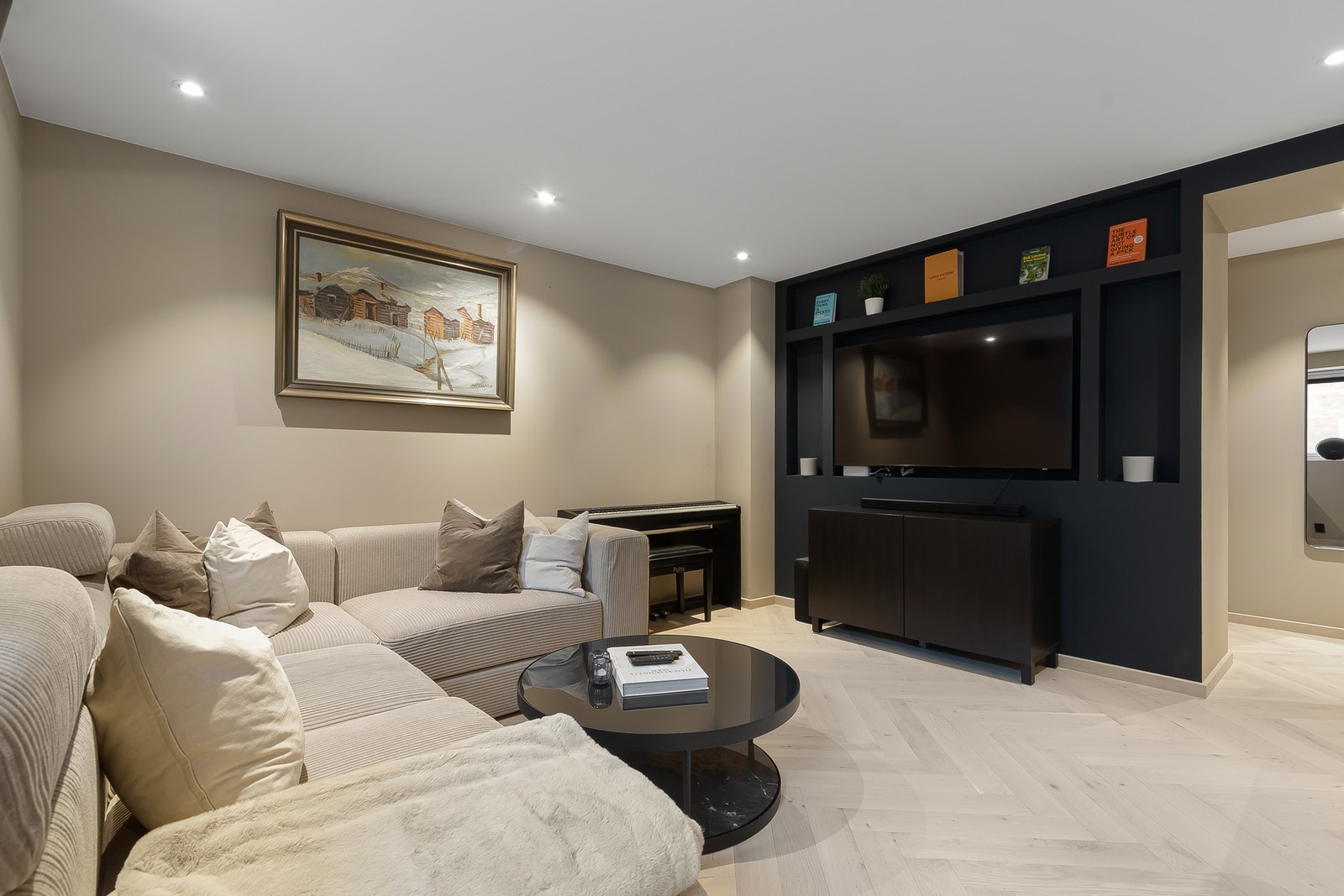 Meget lekker stue med flott fiskebeinsparkett og plassbygget, innfelt TV-nisje som gir et eksklusivt og helhetlig preg. Galleribilde