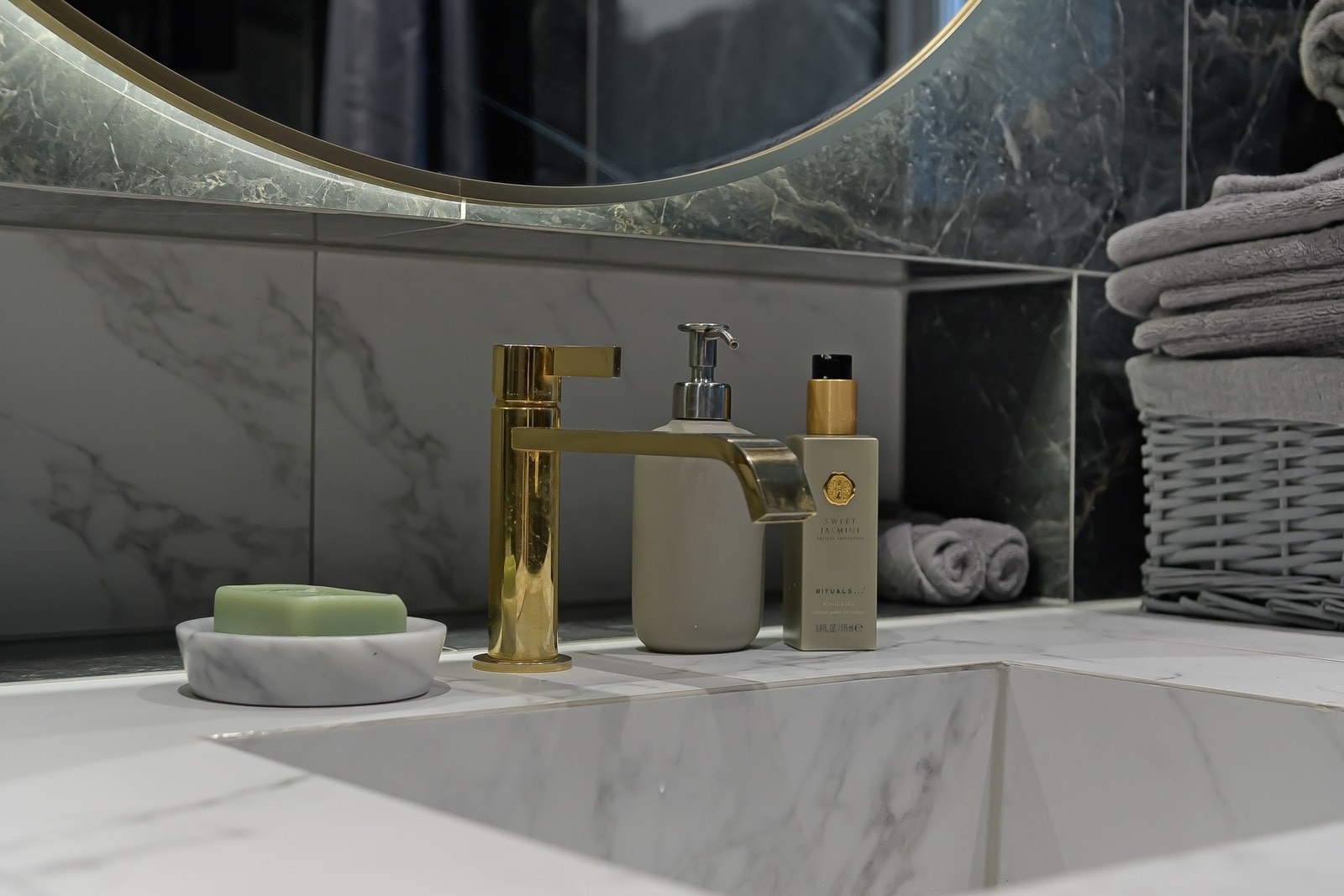 Elegant armatur i gullfinish - små elementer som løfter helhetsinntrykket. Galleribilde