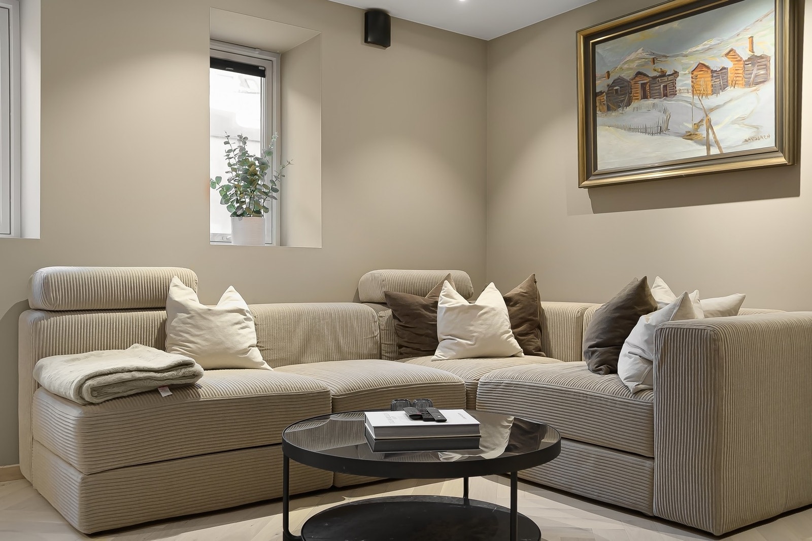 Lun og innbydende stuesone med plass til romslig sofagruppe. Galleribilde